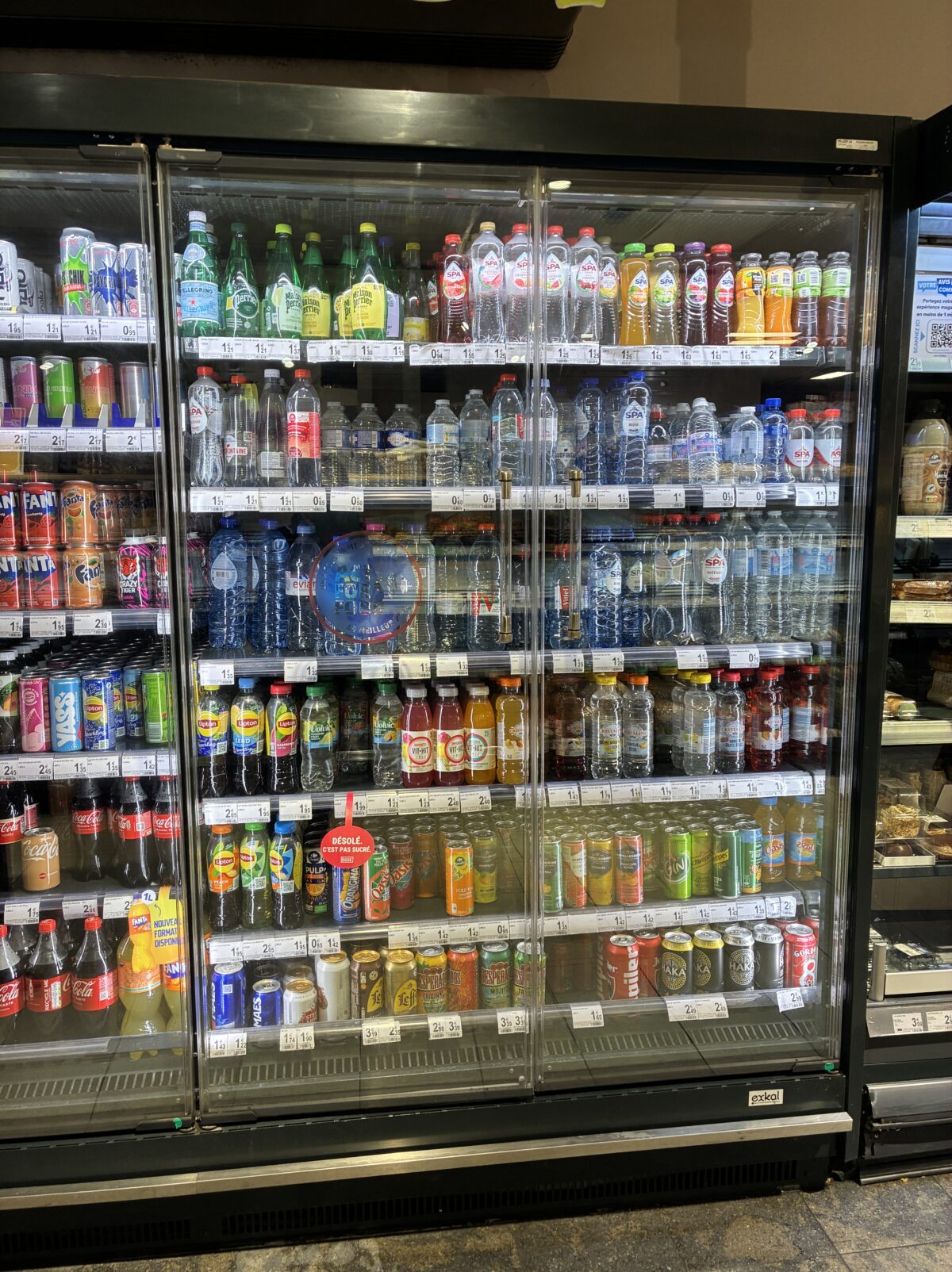 リエージュスーパーCarrefour Express LIÈGE FÉRONSTREE冷えた飲み物類