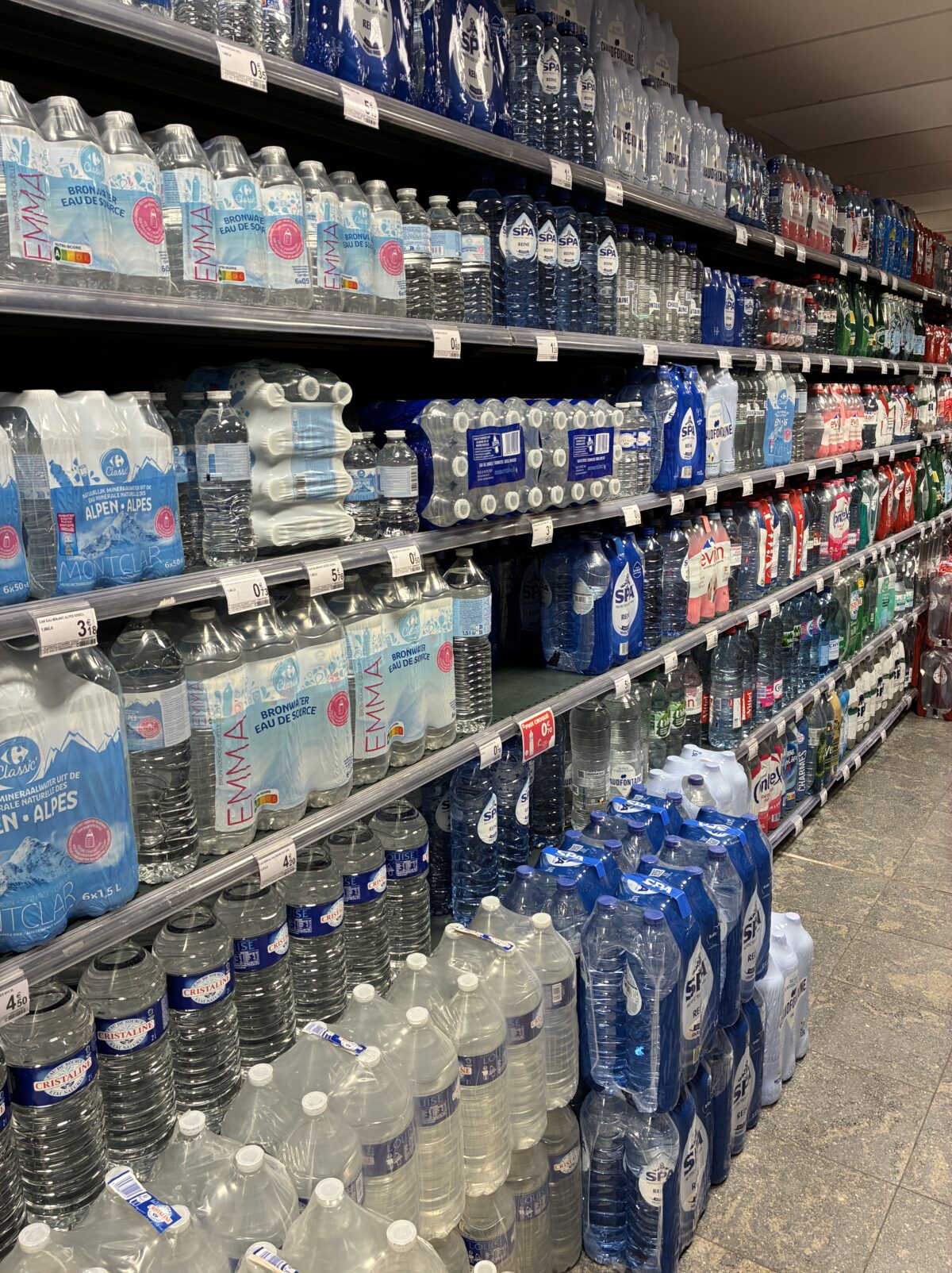 リエージュスーパーCarrefour Express LIÈGE FÉRONSTREE沢山のお水