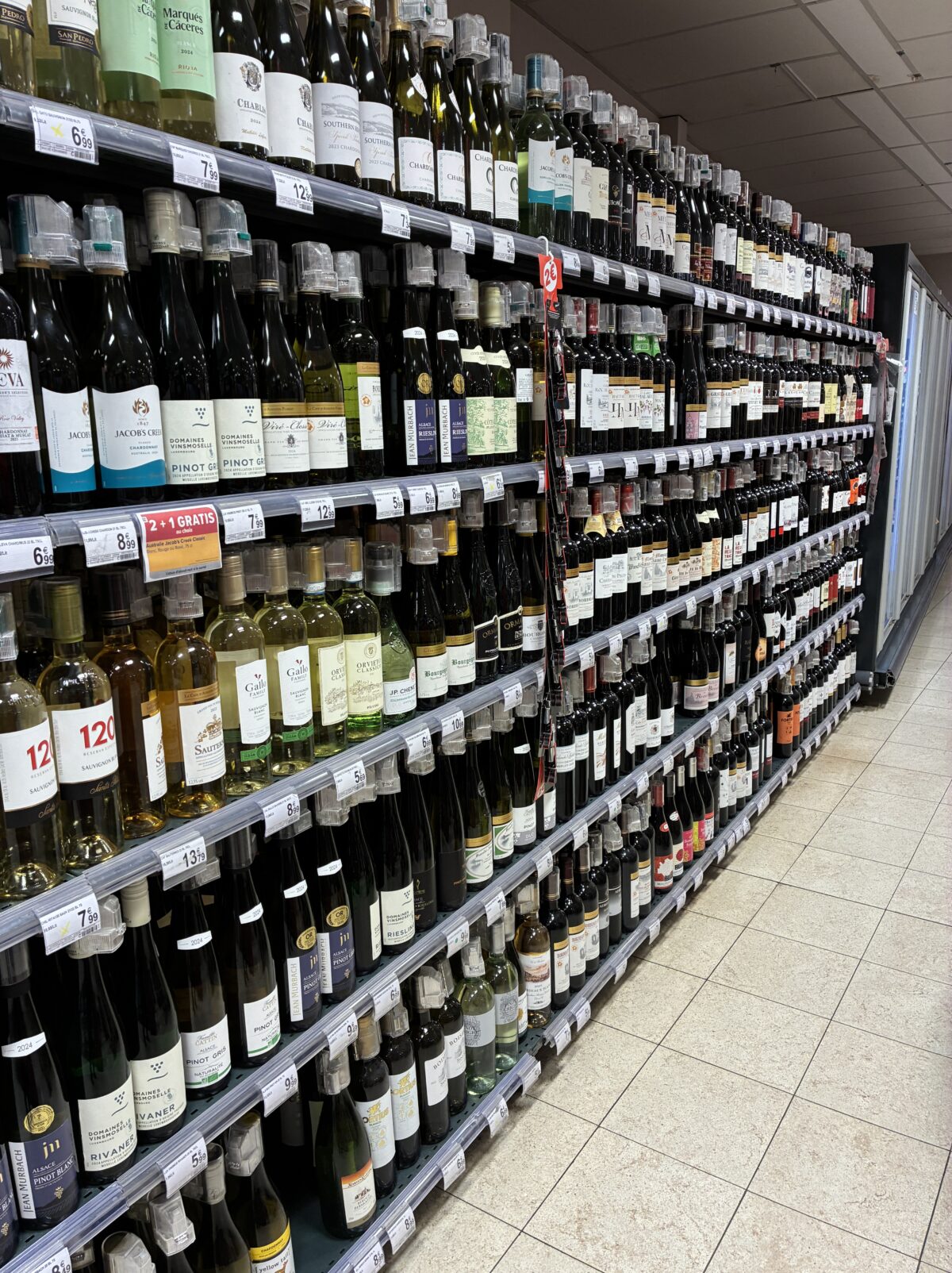 リエージュスーパーCarrefour Express LIÈGE FÉRONSTREE沢山のワイン類
