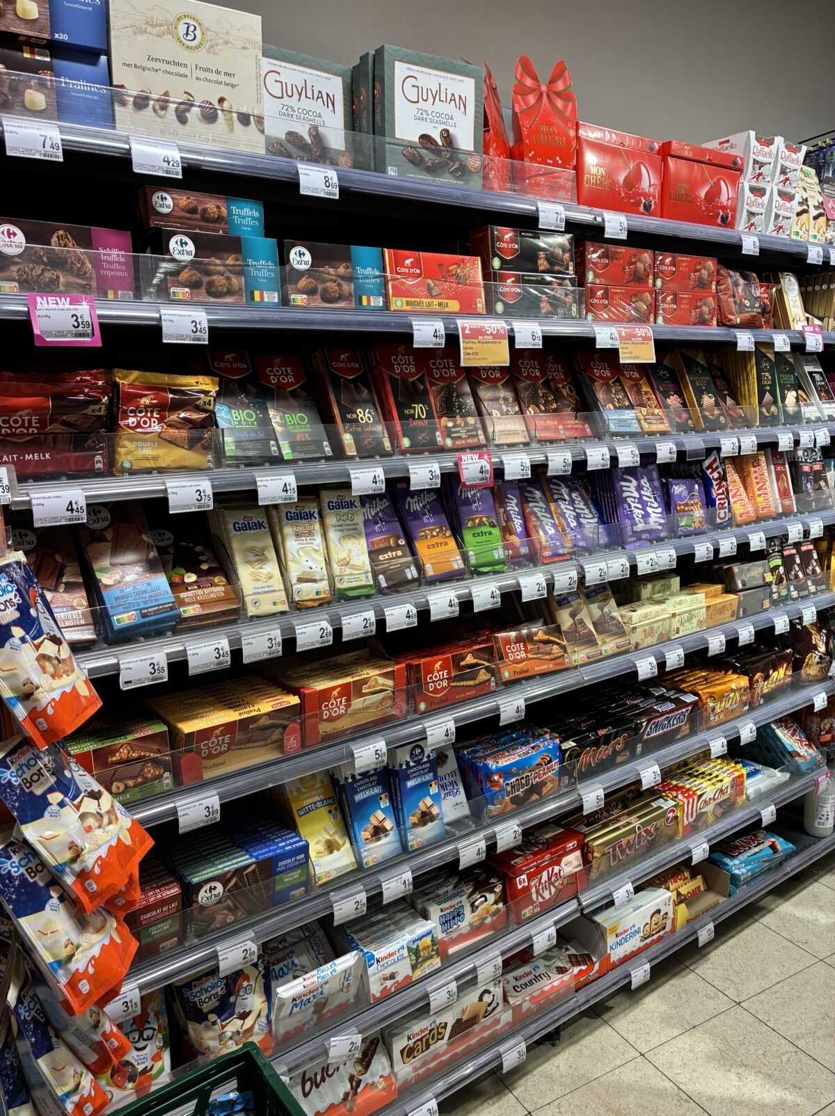 リエージュスーパーCarrefour Express LIÈGE FÉRONSTREE沢山のチョコレート