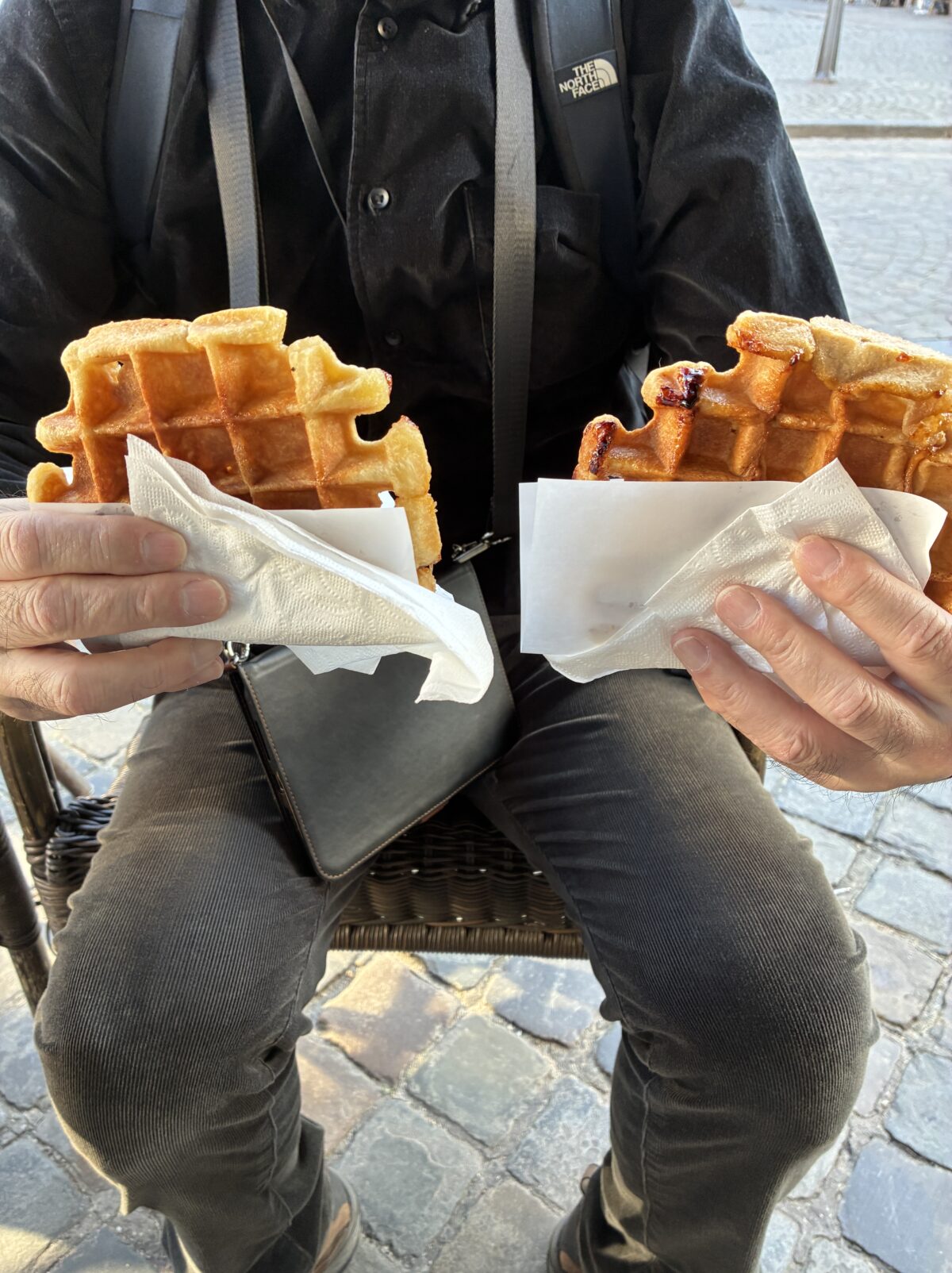 リエージュスイーツワッフルSandwicherie Pollux バニラのリエージュワッフル とシナモンのリエージュワッフル