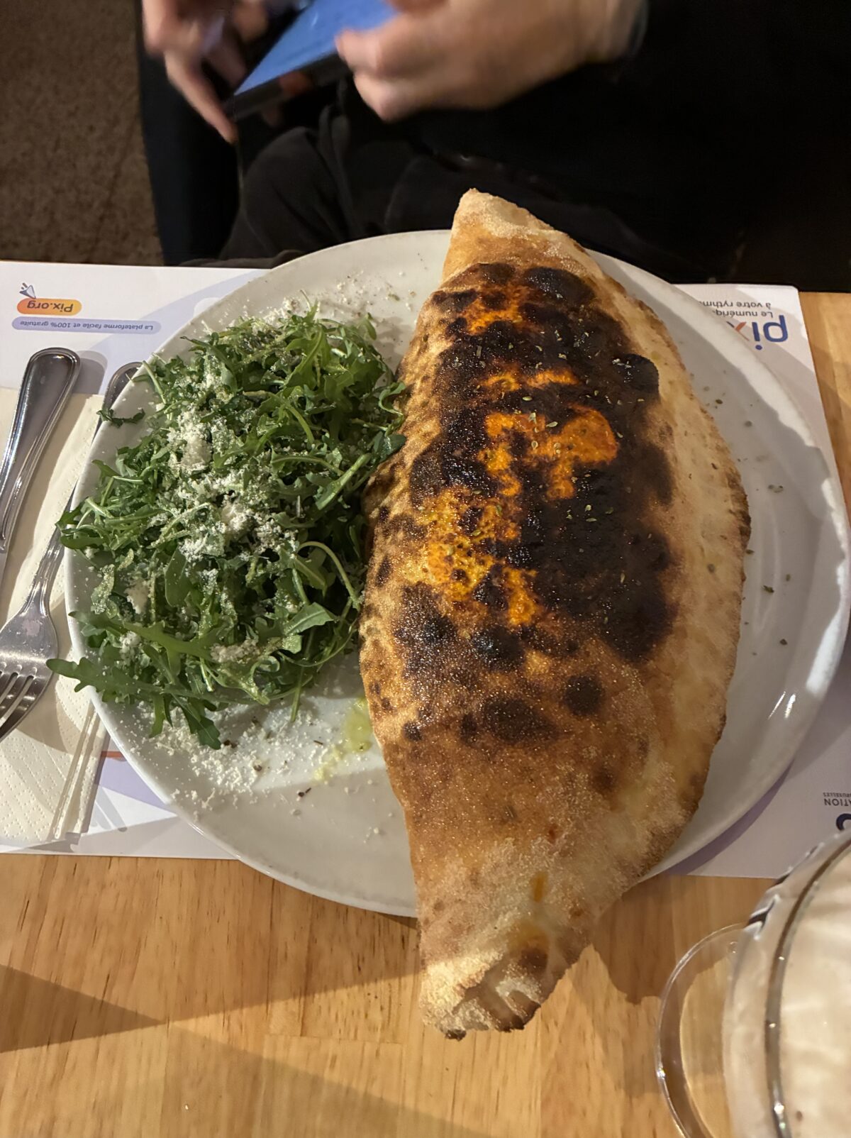 リエージュレストランLA BAMBOLA注文品Calzone(カルツォーネ)ルッコラ追加