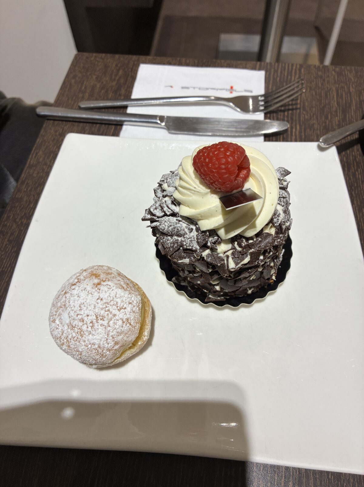 リエージュカフェPâtisserie Stoffels注文品MERVEILLEUXとBoules Berlin