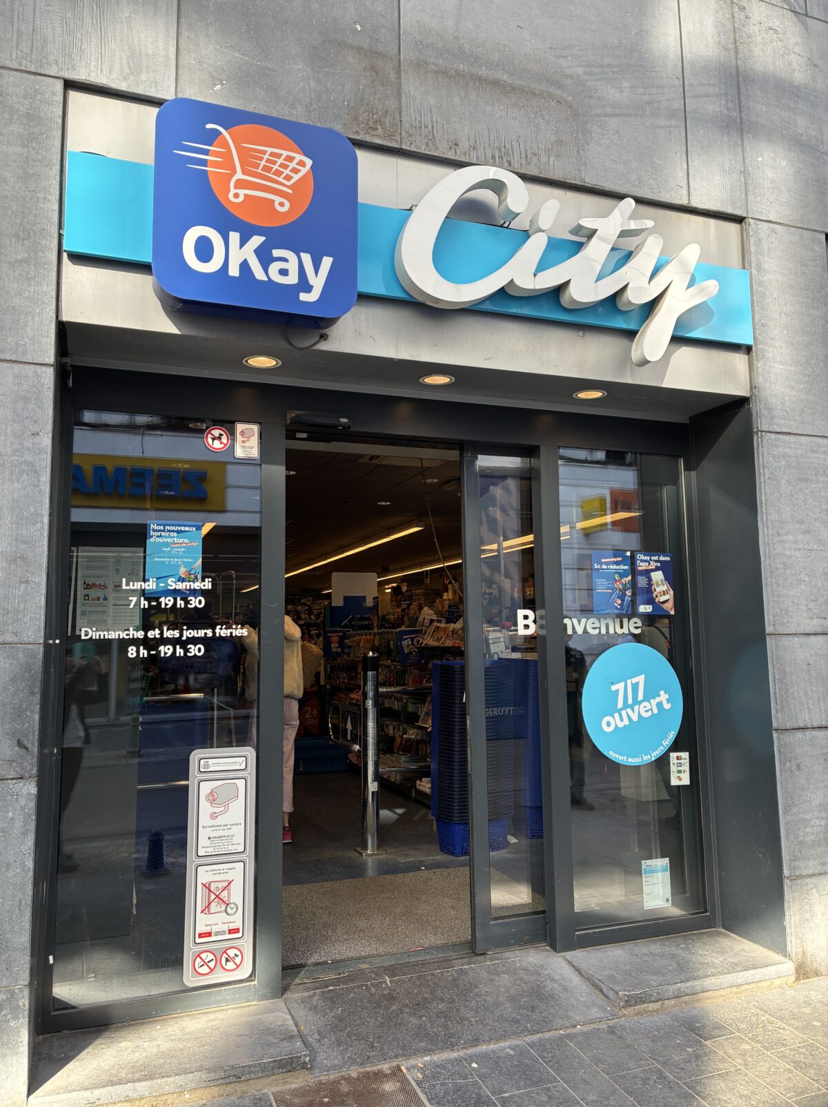 リエージュOKay City Liège Rue Université入口