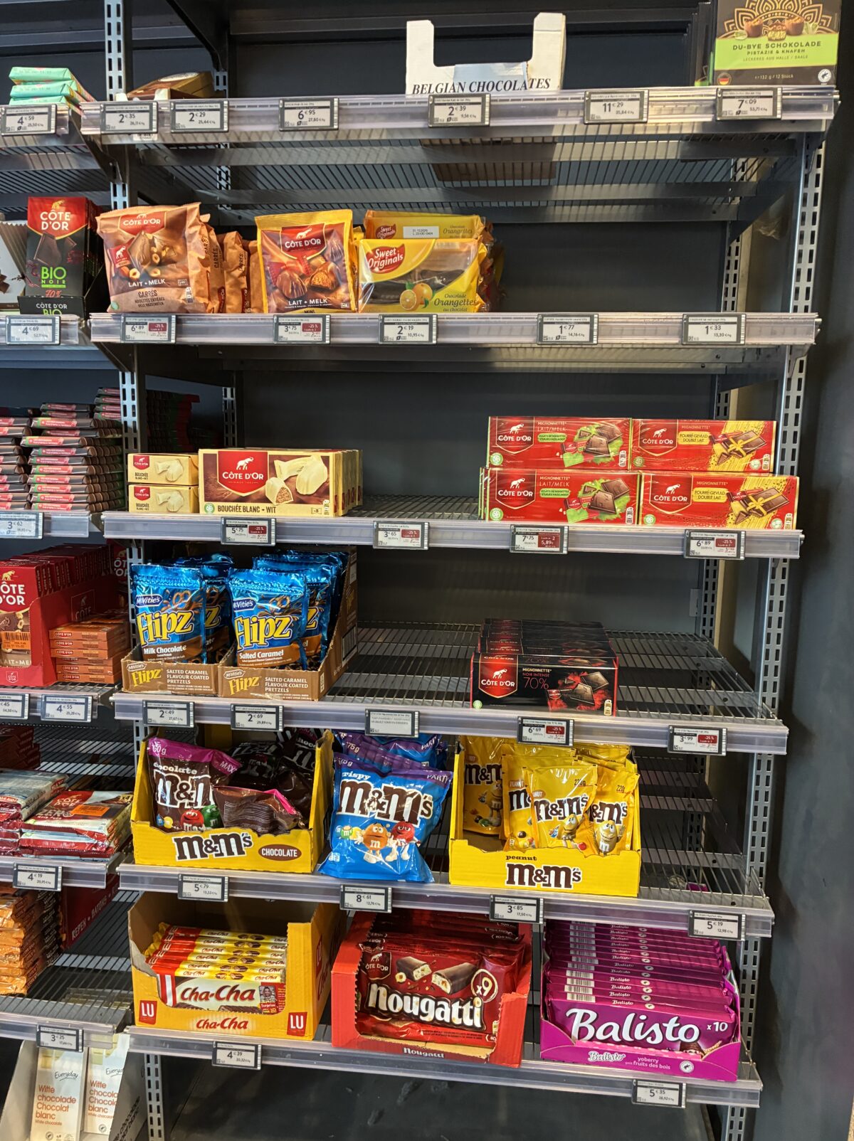 リエージュOKay City Liège Rue Université店内チョコレートの棚