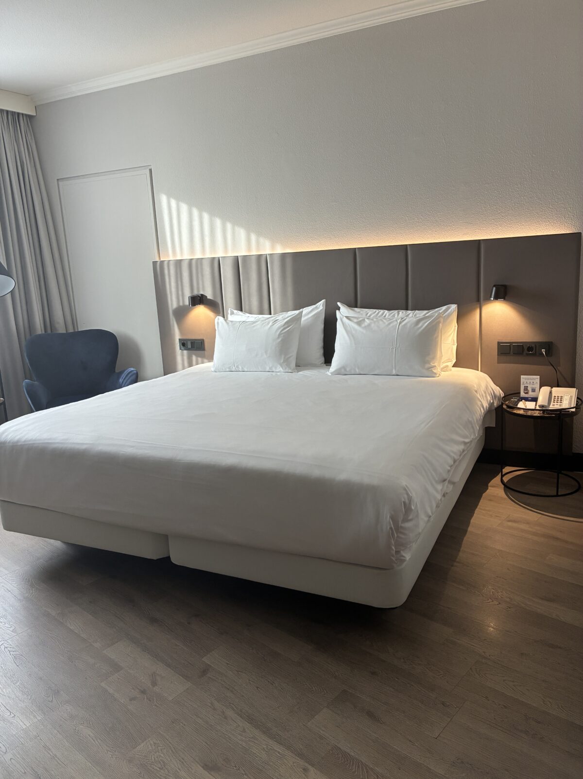 ルクセンブルクホテル初日の部屋のベッド