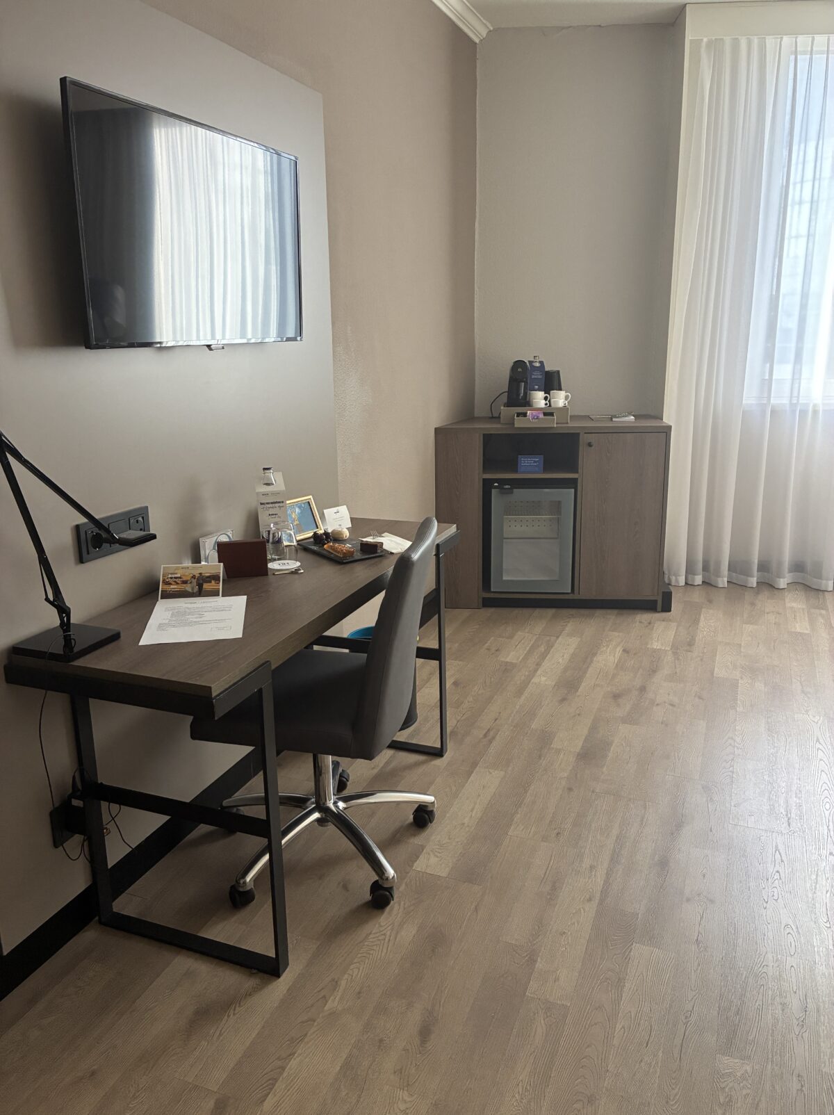 ルクセンブルクホテルの初日の部屋のサイドテーブル
