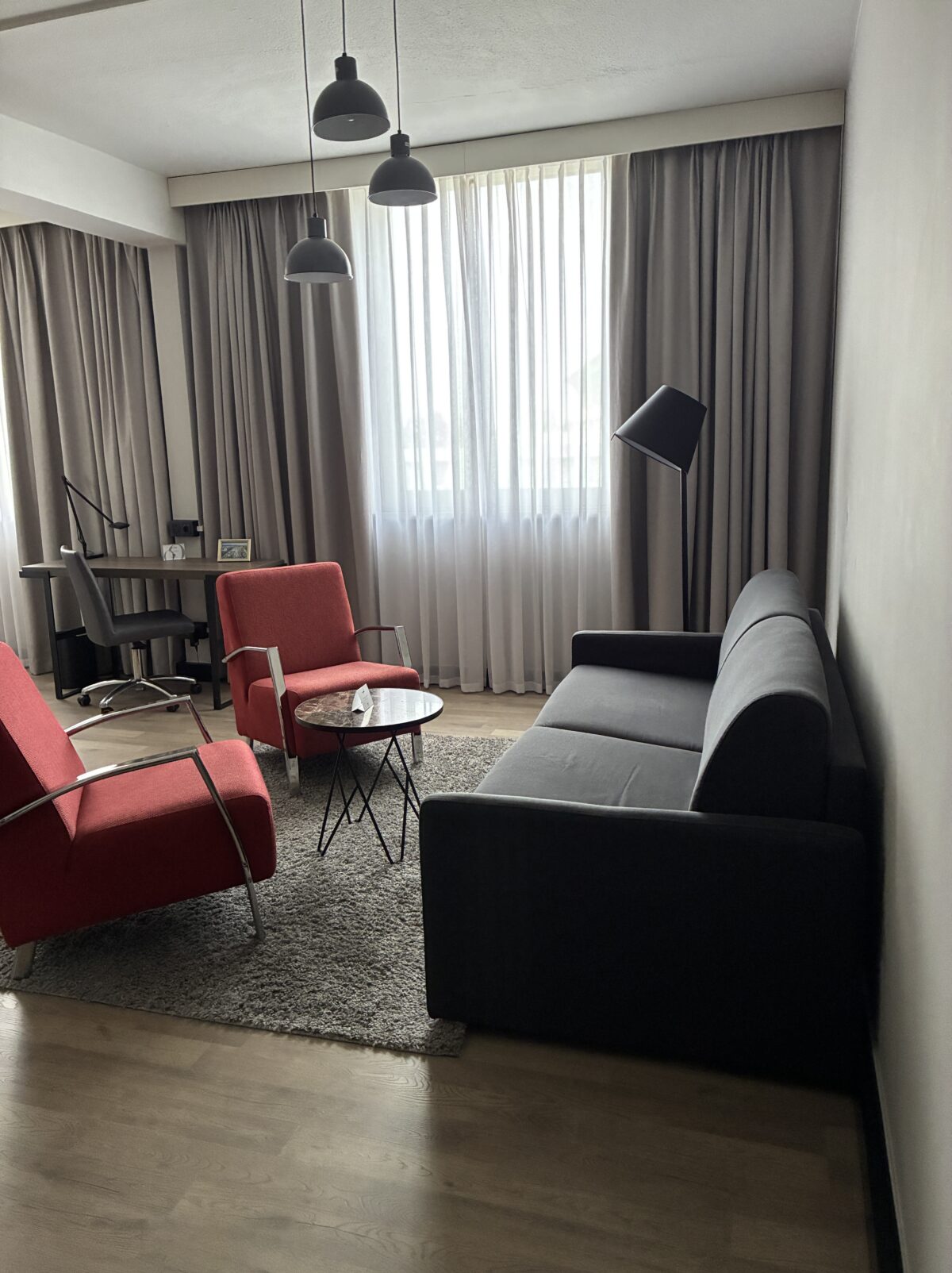 ルクセンブルクホテルのジュニアスイートの部屋のソファーエリア
