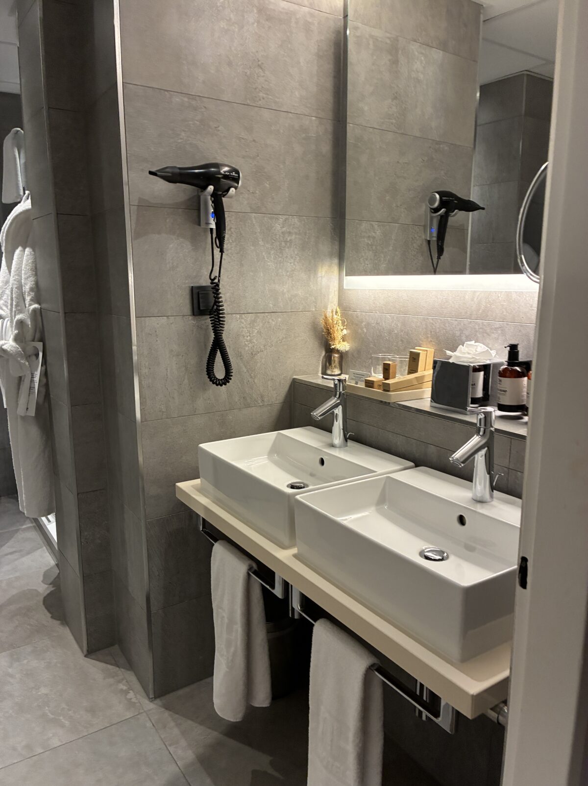 ルクセンブルクホテルのジュニアスイートの部屋の洗面所