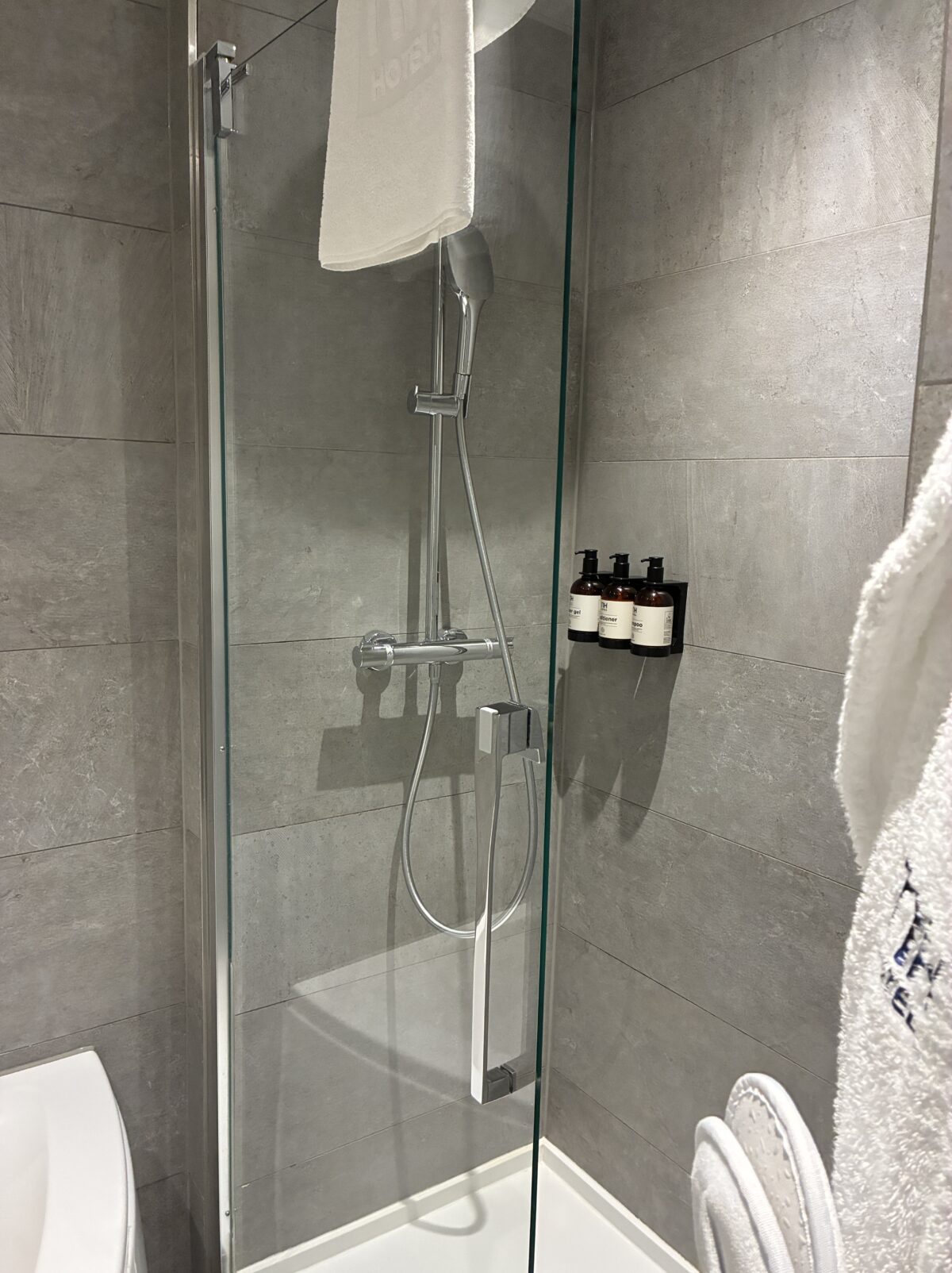 ルクセンブルクホテルのジュニアスイートの部屋のシャワーブース