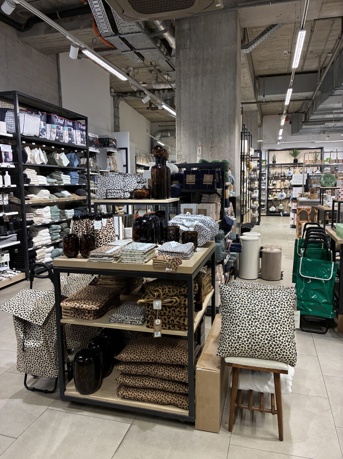 ルクセンブルクスーパーMonoprix Guillaume II 広い雑貨スペース