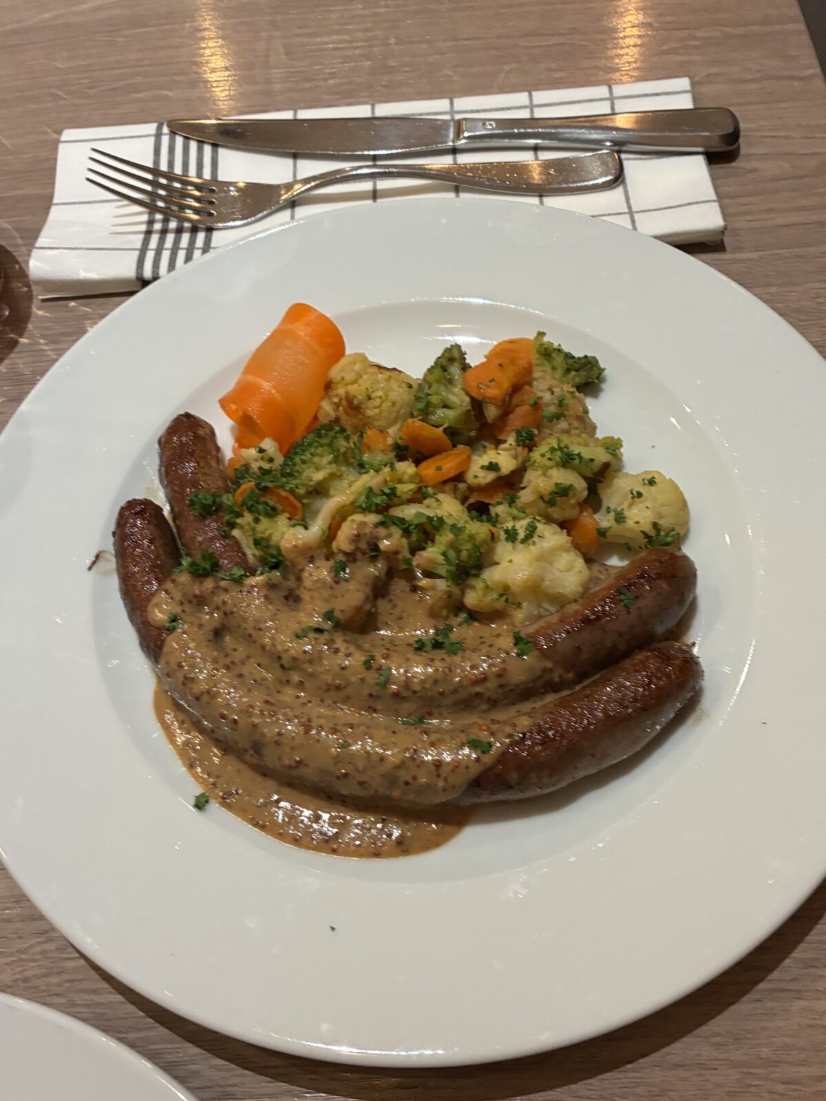ルクセンブルクレストラン Café-Restaurant Um Dierfgen 注文品
äinzoossis mat Môschterzooss