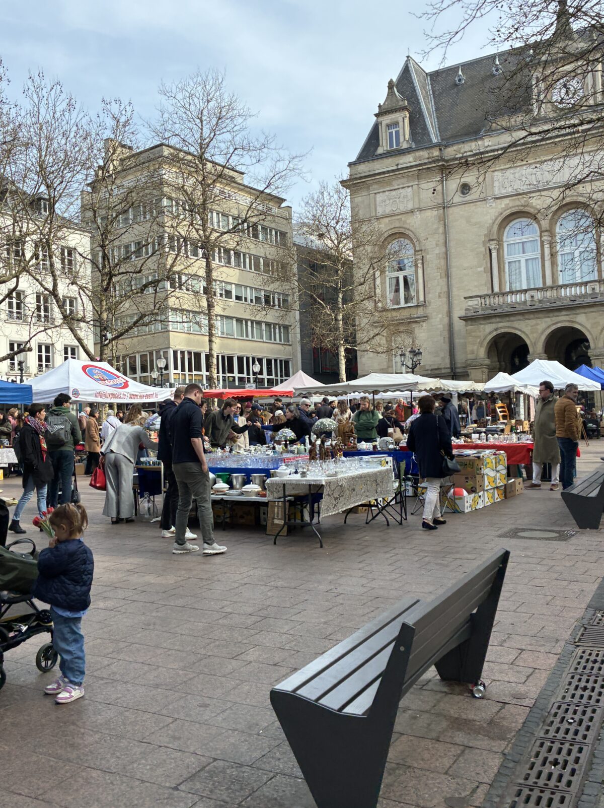 ルクセンブルク市場アルム広場(Place d’Armes)のアンティークマーケット
市場の様子