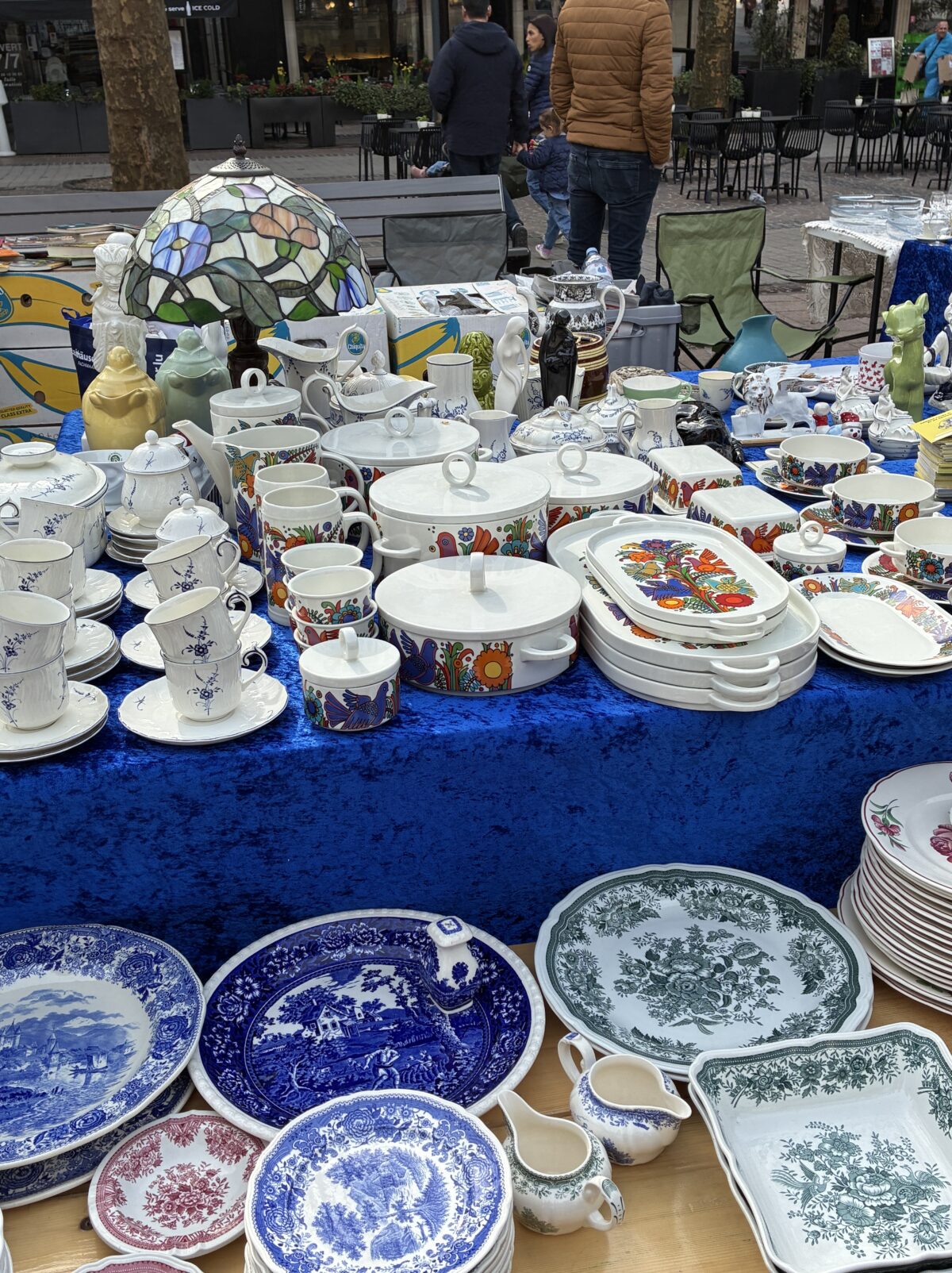 ルクセンブルク市場アルム広場(Place d’Armes)のアンティークマーケット
食器類