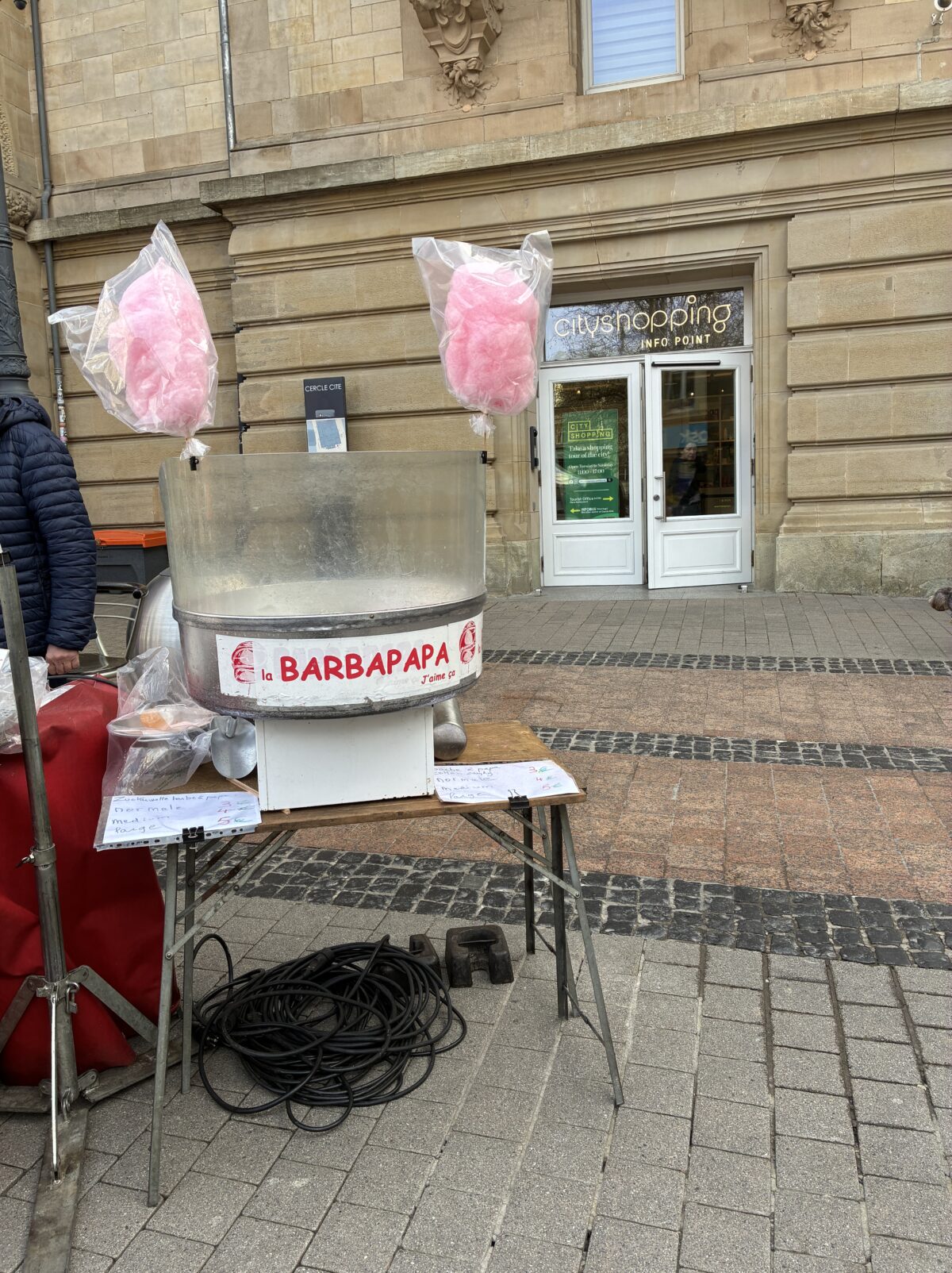 ルクセンブルク市場アルム広場(Place d’Armes)のアンティークマーケット
綿菓子やさん