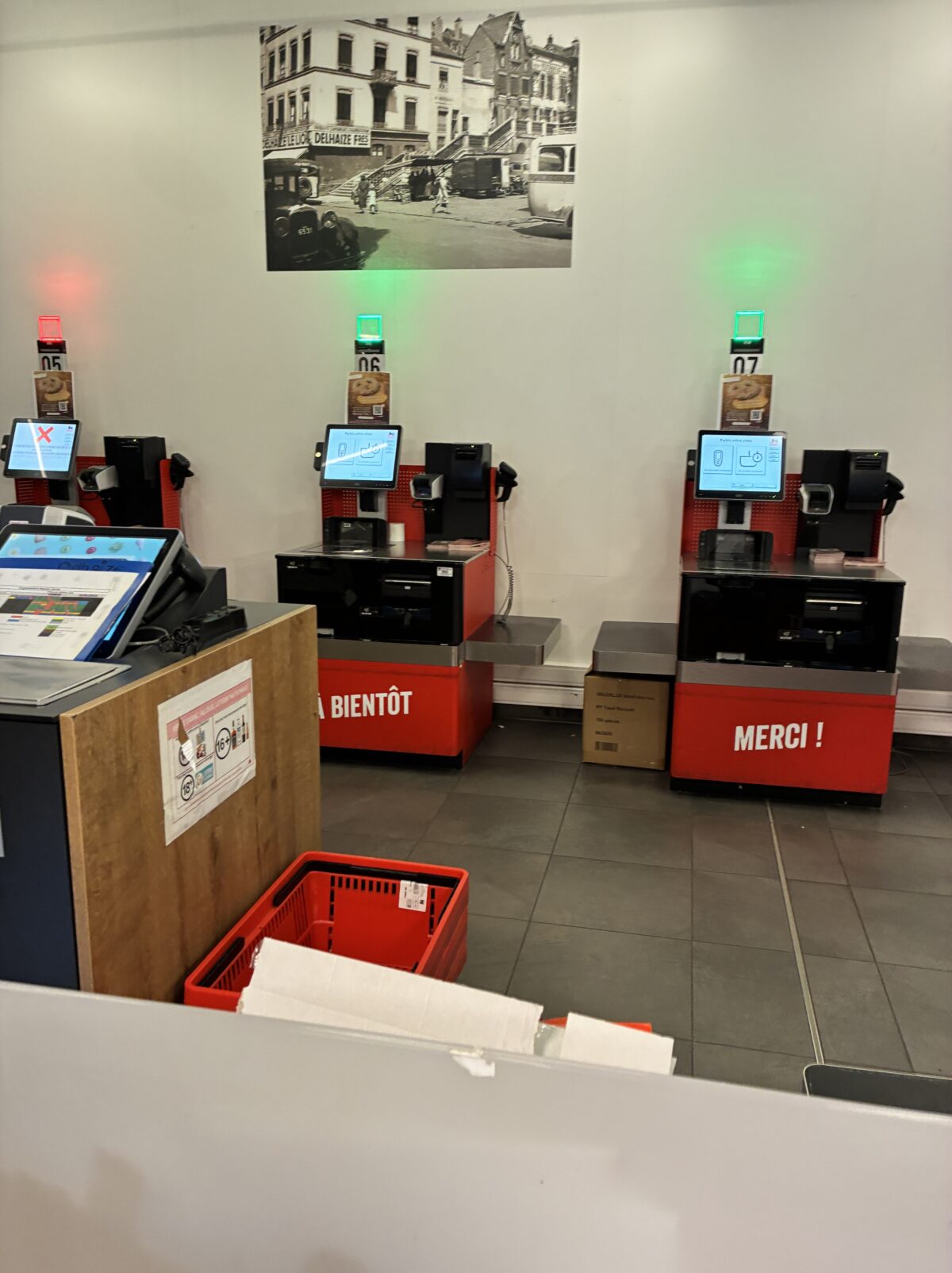 ルクセンブルクスーパーProxy Delhaize Hamilius 店内のセルフレジ