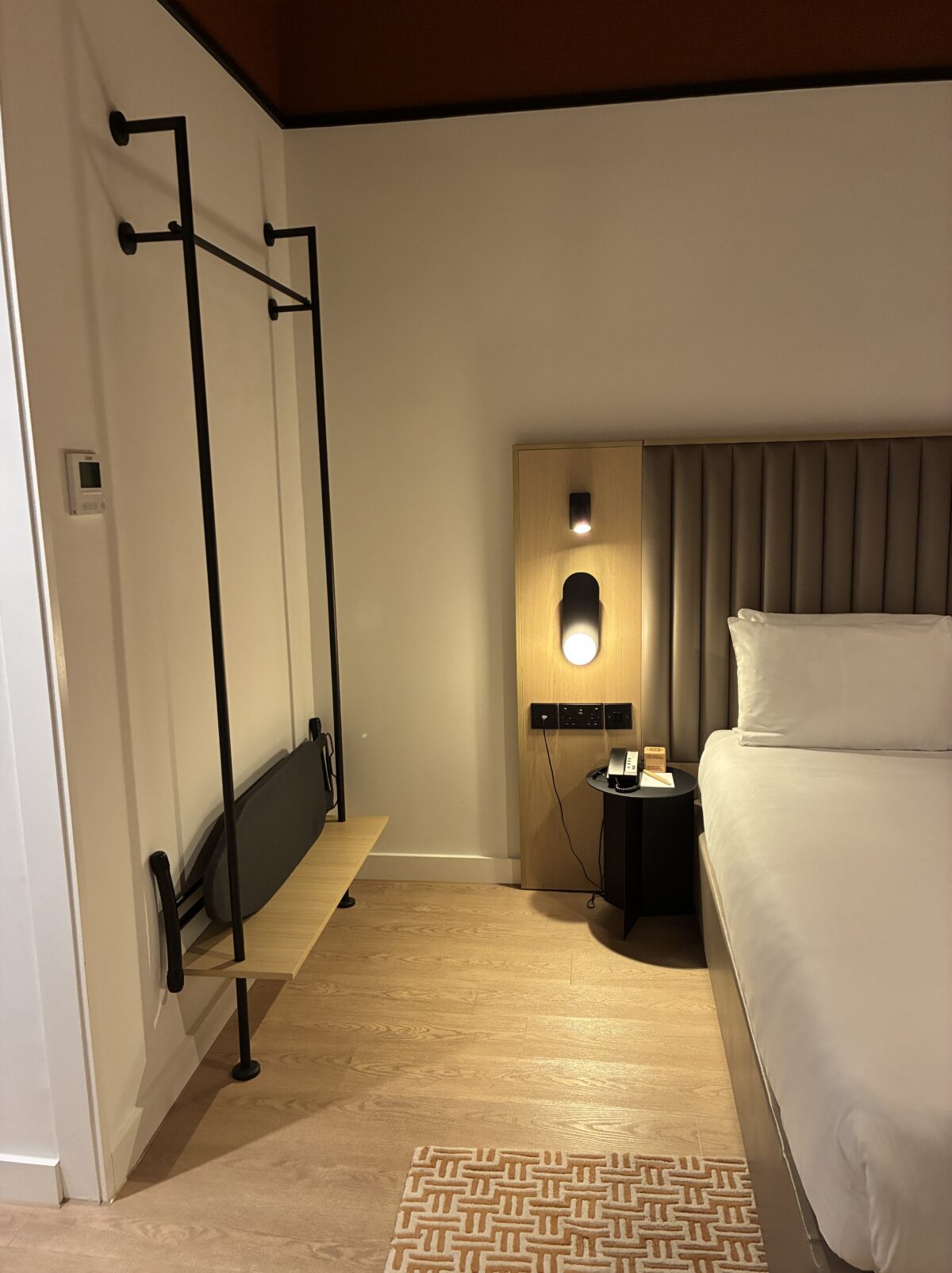 ロンドンホテルのベッド横のハンガー