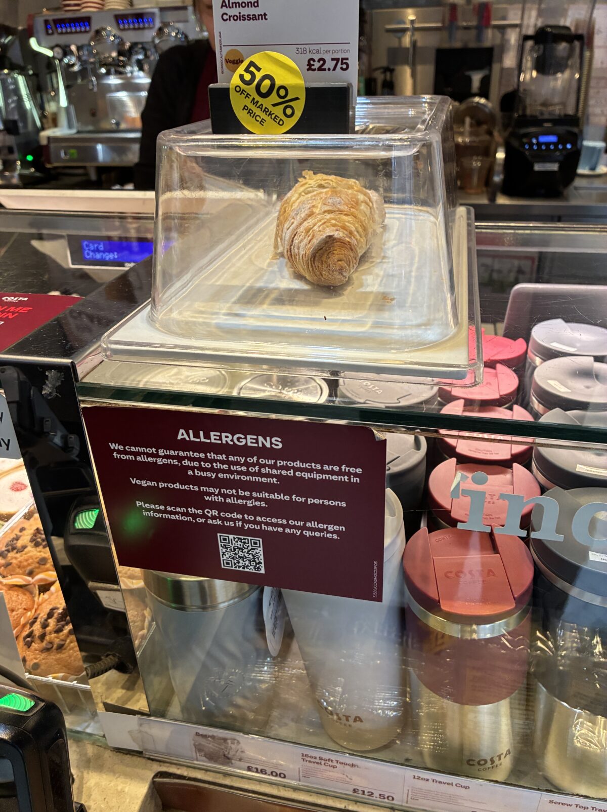 ロンドン カフェ Costa HIGH HOLBORN アーモンドクロワッサン
