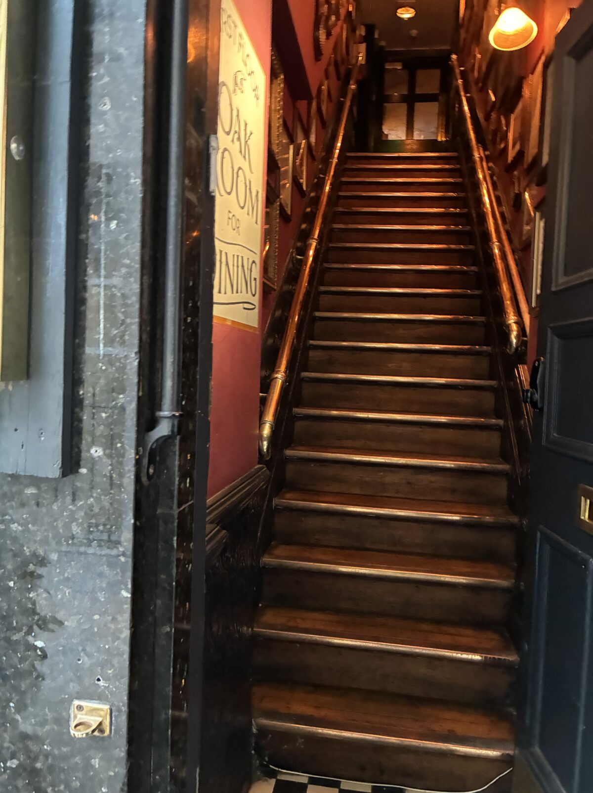 ロンドン パプ The Ship Tavern 2階席入口階段