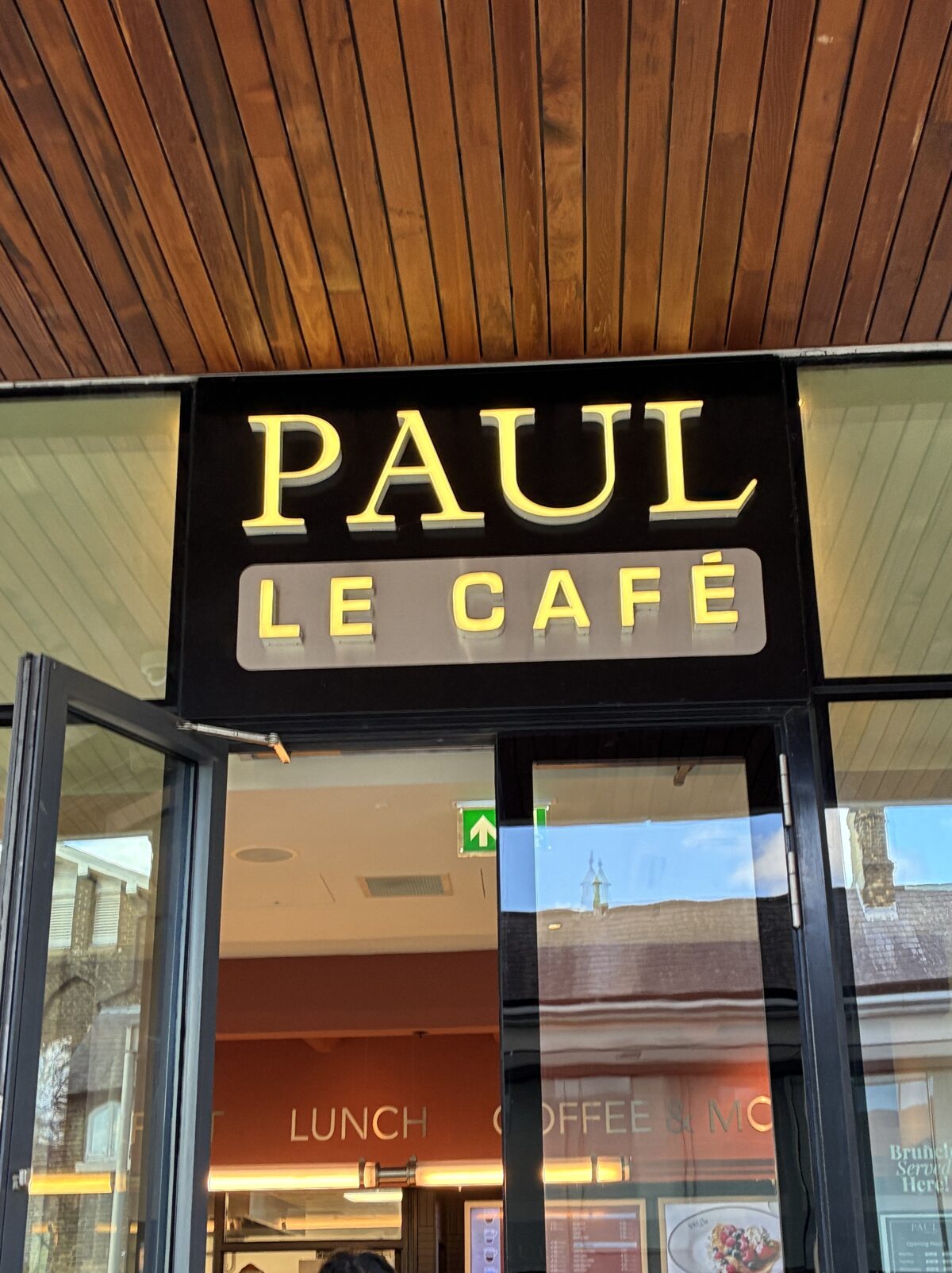 ロンドン カフェ PAUL Le Café Three Quays お店入口
