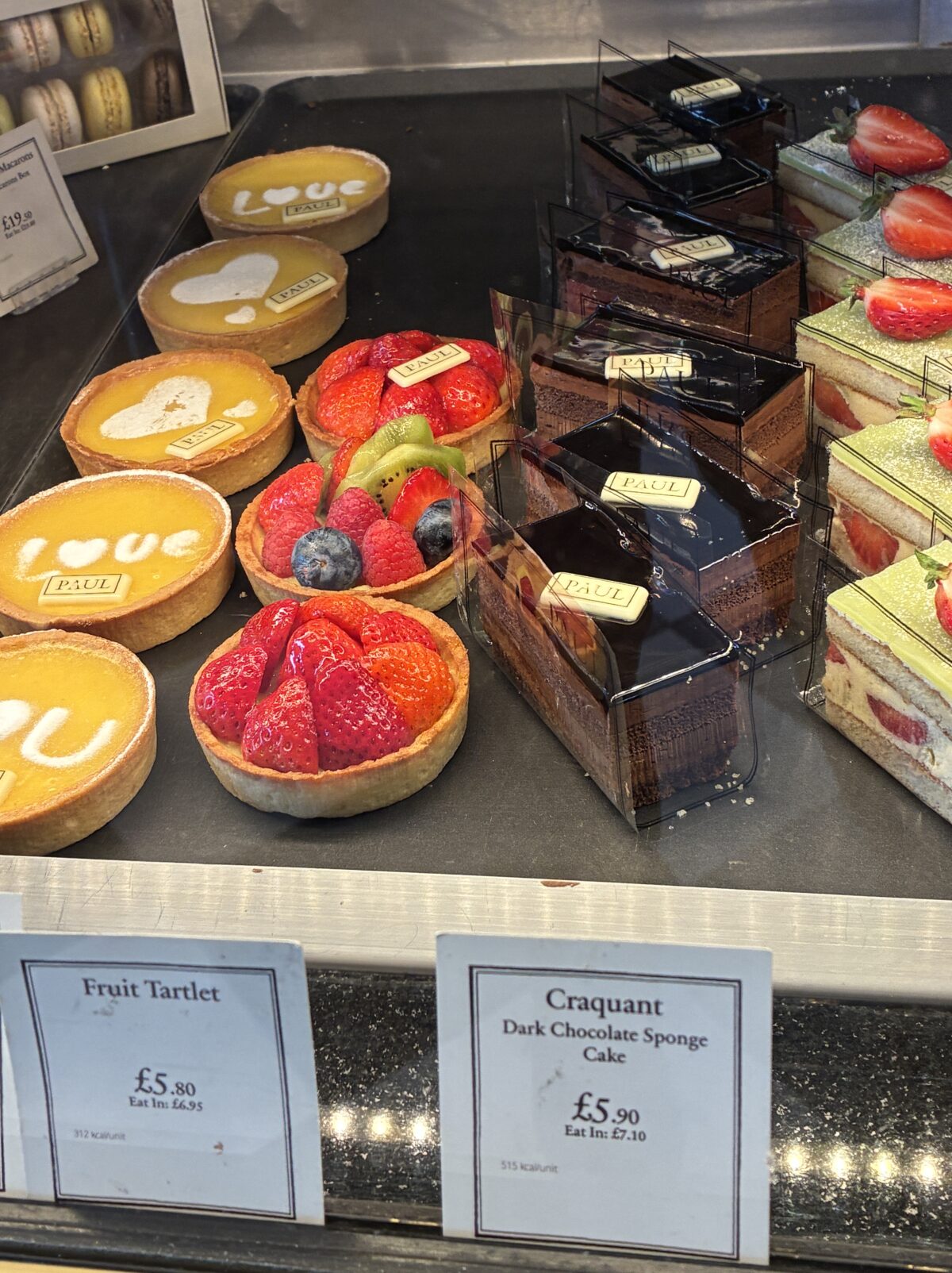 ロンドン カフェ PAUL Le Café Three Quays ダークチョコレート
スポンジケーキ