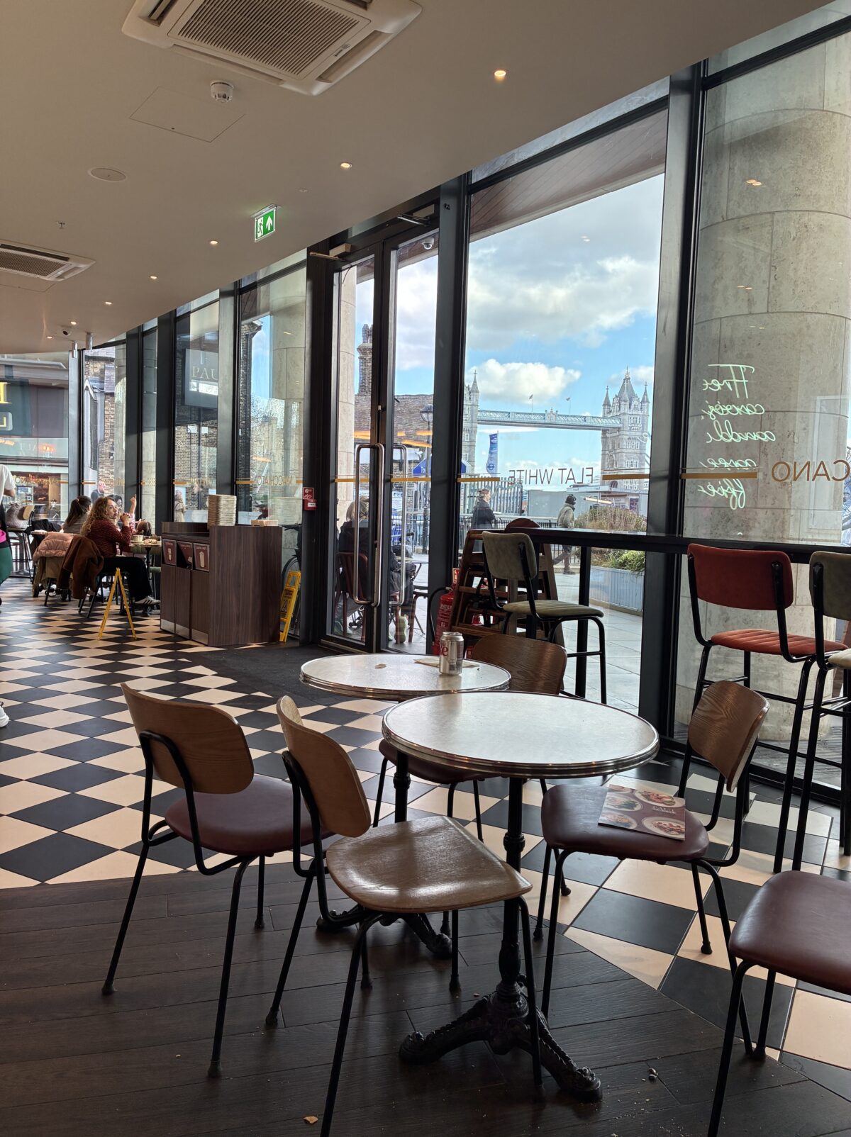 ロンドン カフェ PAUL Le Café Three Quays 店内