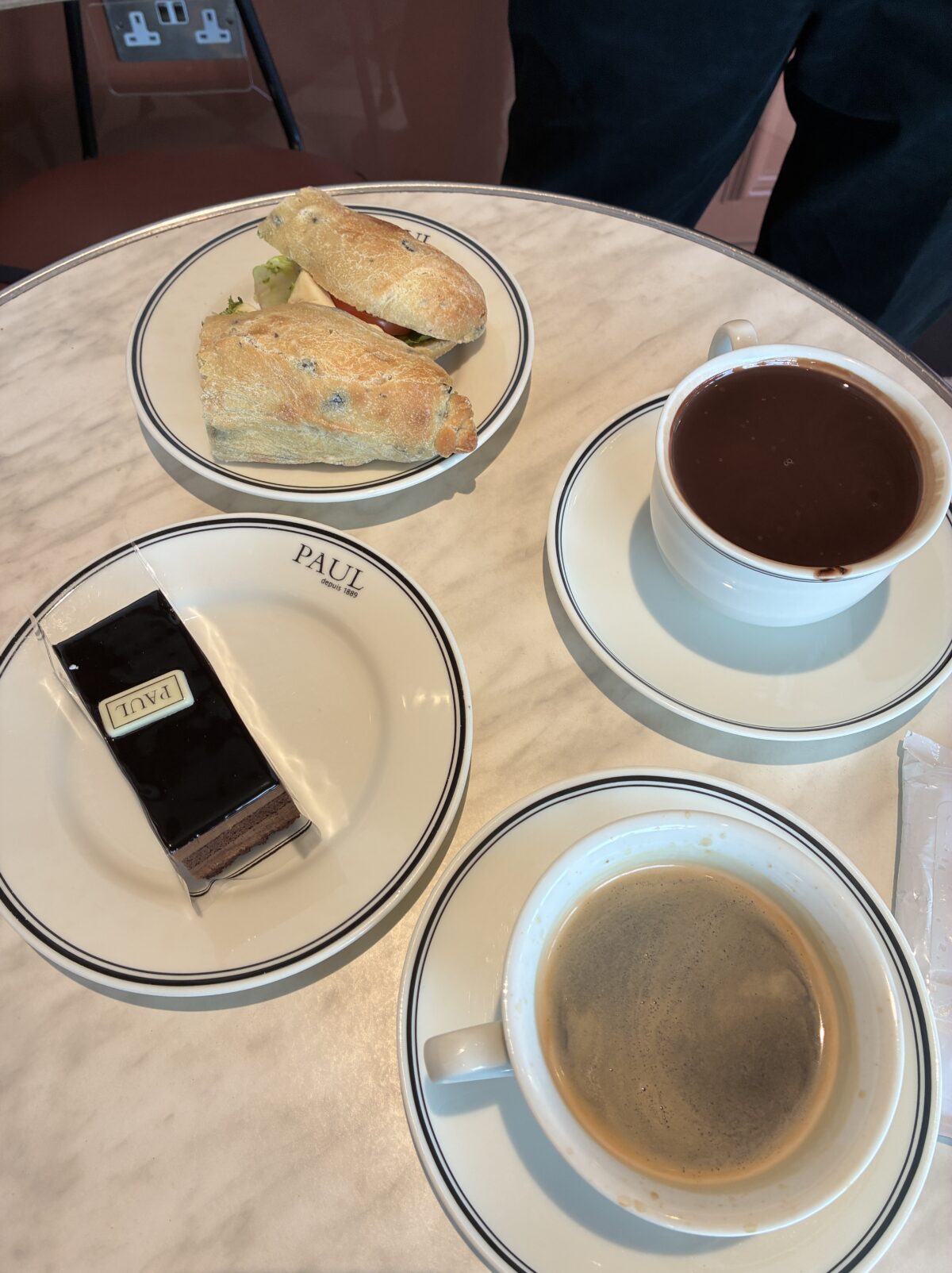 ロンドン カフェ PAUL Le Café Three Quays