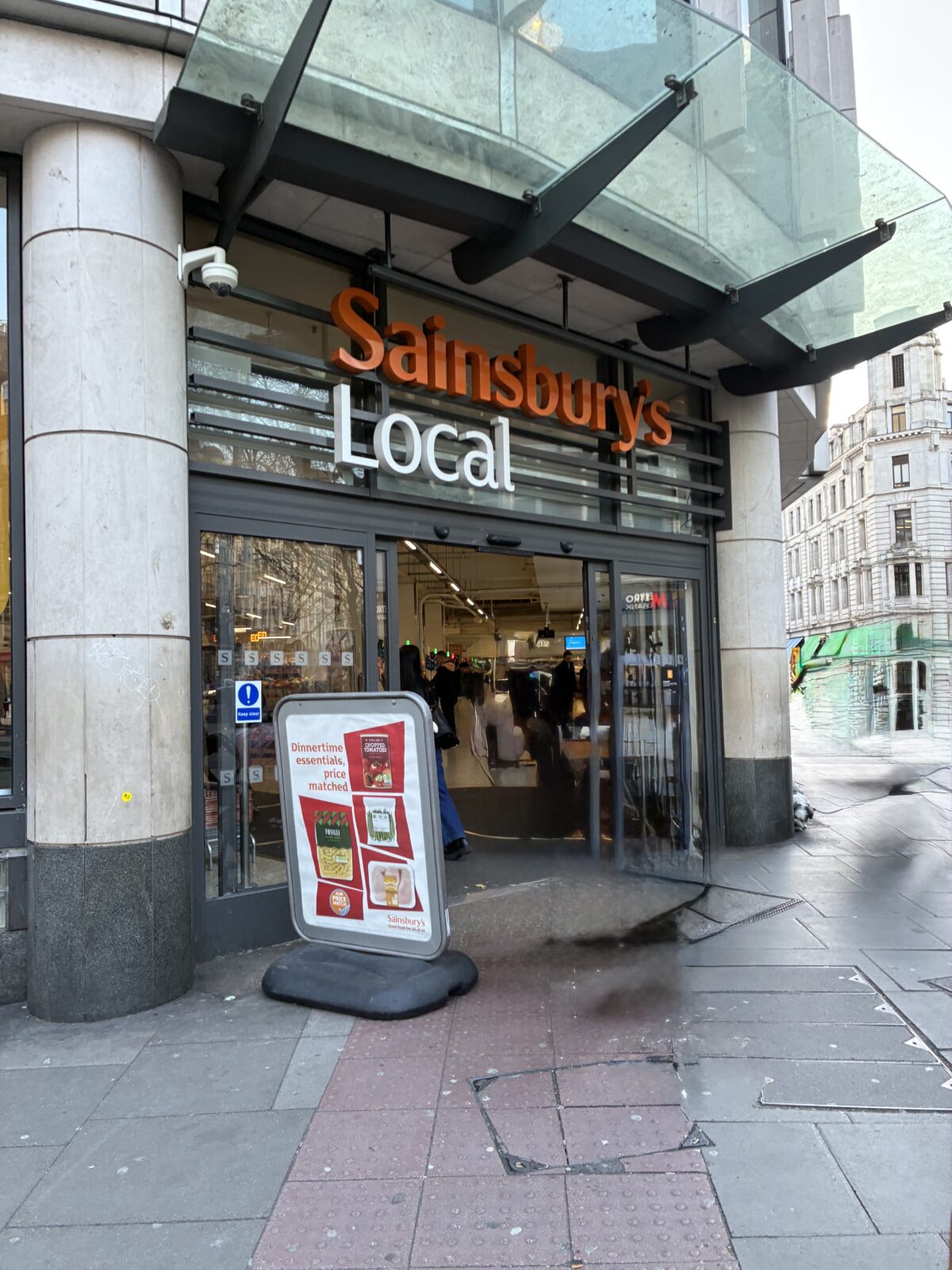 ロンドン スーパー・市場 Sainsbury’s Holborn 店舗入口
