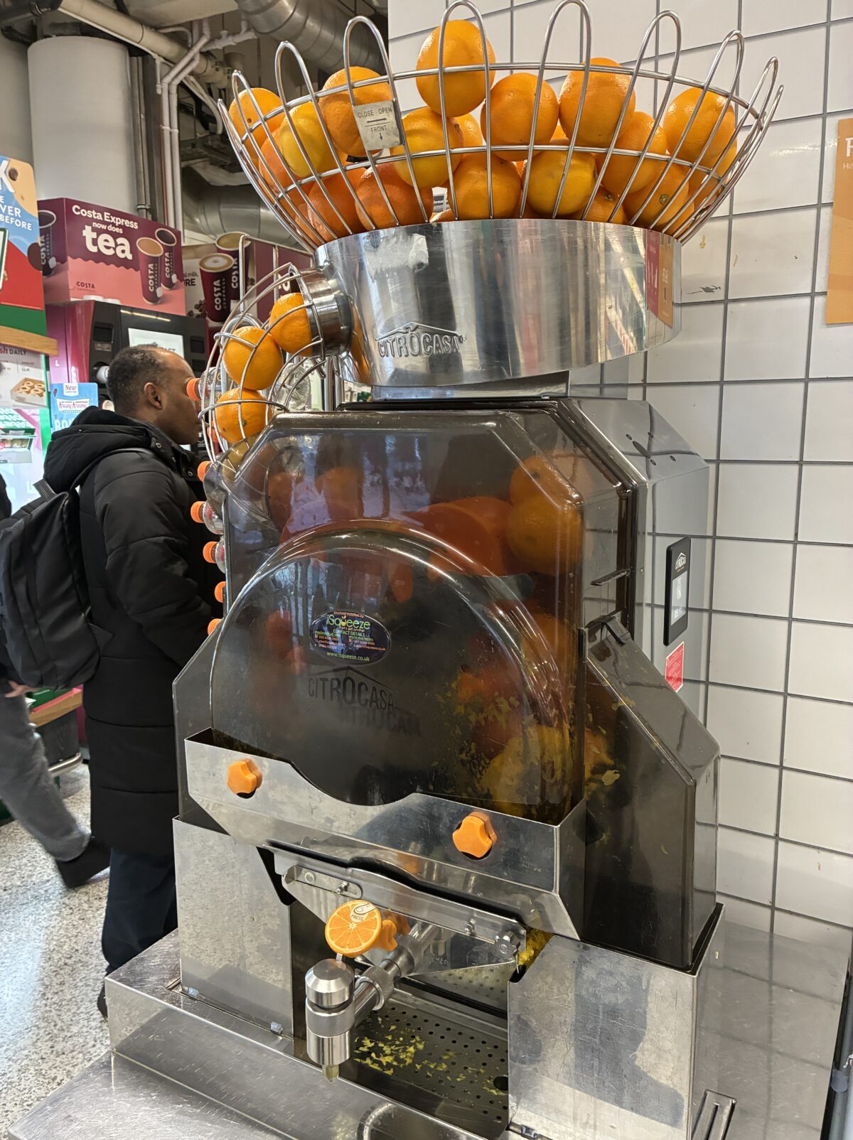 ロンドン スーパー・市場 Sainsbury’s Holborn 生オレンジジュースの器械
