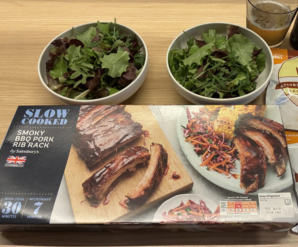 ロンドン スーパー・市場 Sainsbury’s Holborn ミックスリーフサラダ(盛り付け後)スモーキーポークリブ