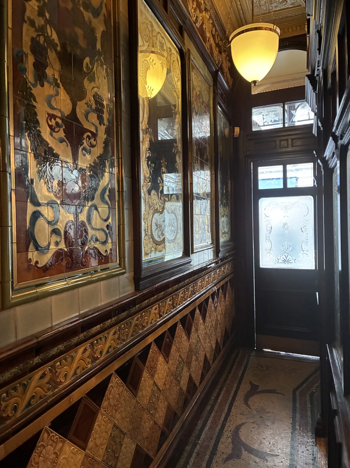 ロンドン パプ Princess Louise店内通路