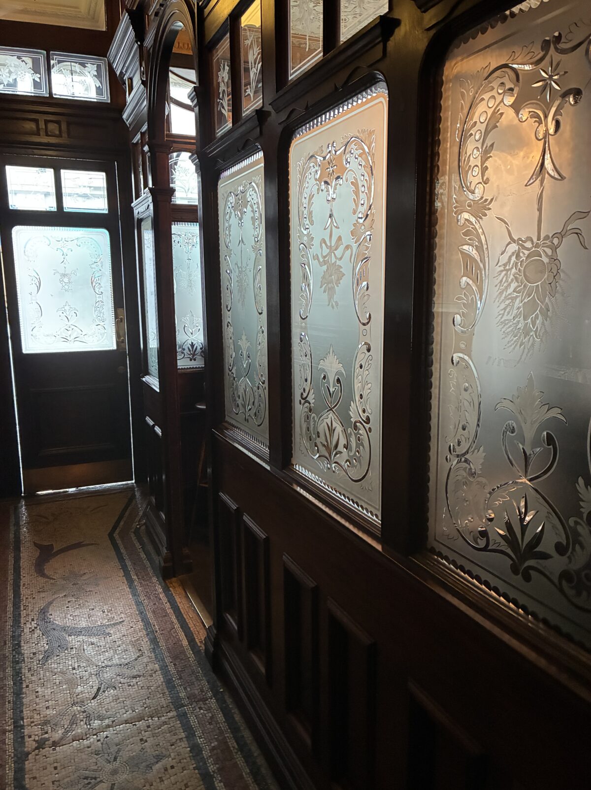 ロンドン パプ Princess Louise店内通路
