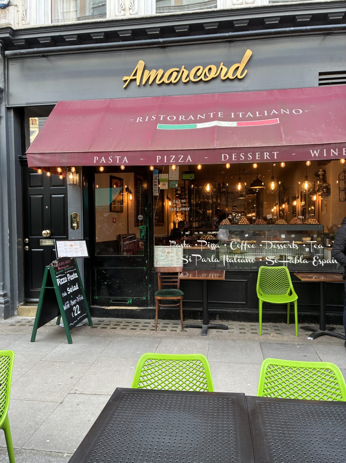 ロンドン カフェ Amarcord Italian Restaurant 店舗外観