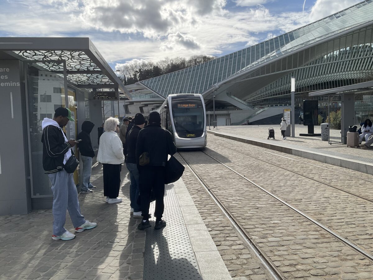 リエージュ駅の近くのトラム駅
