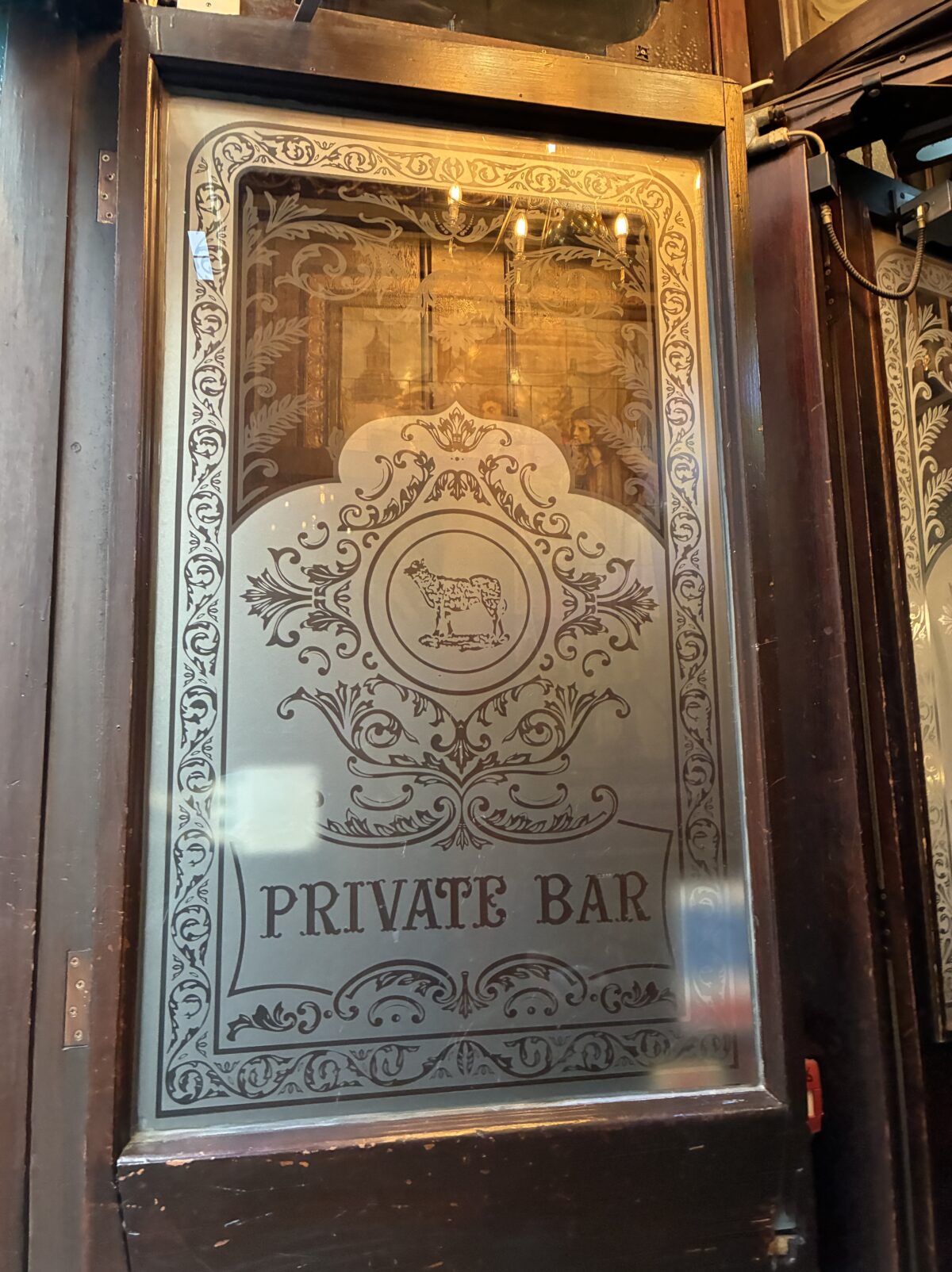 ロンドン パプ Lamb Tavern 入口ドア
