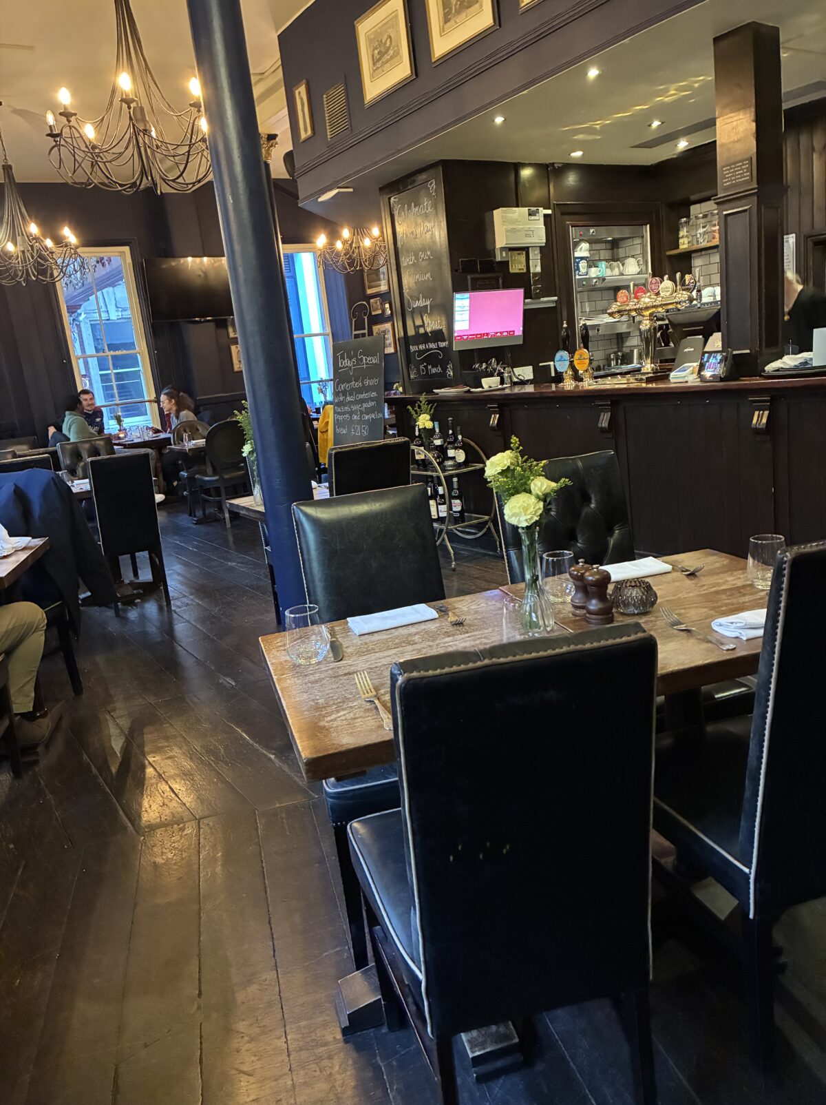 ロンドン パプ Lamb Tavern 上階のレストラン店内