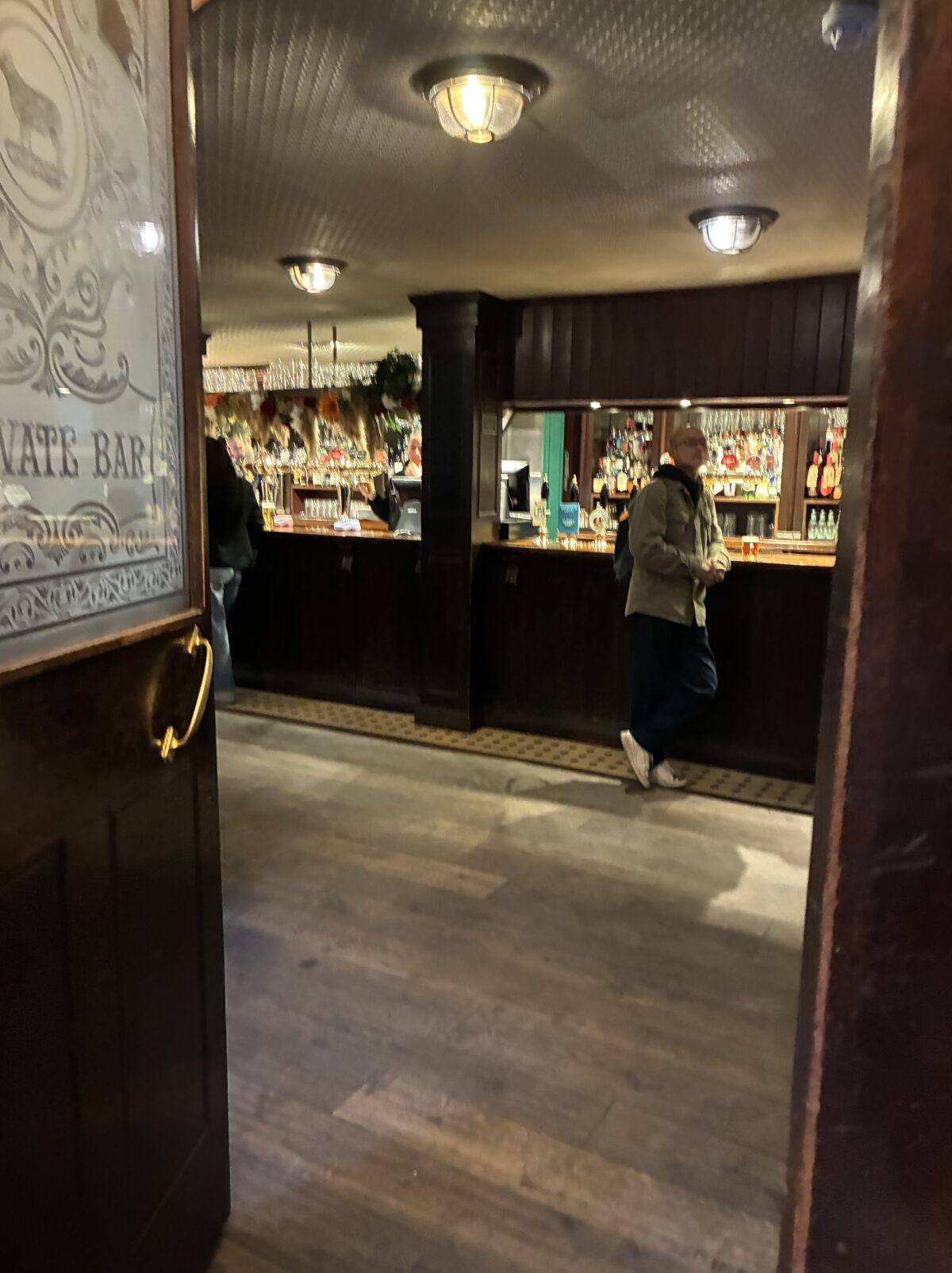 ロンドン パプ Lamb Tavern 1階の立ち飲みスペース