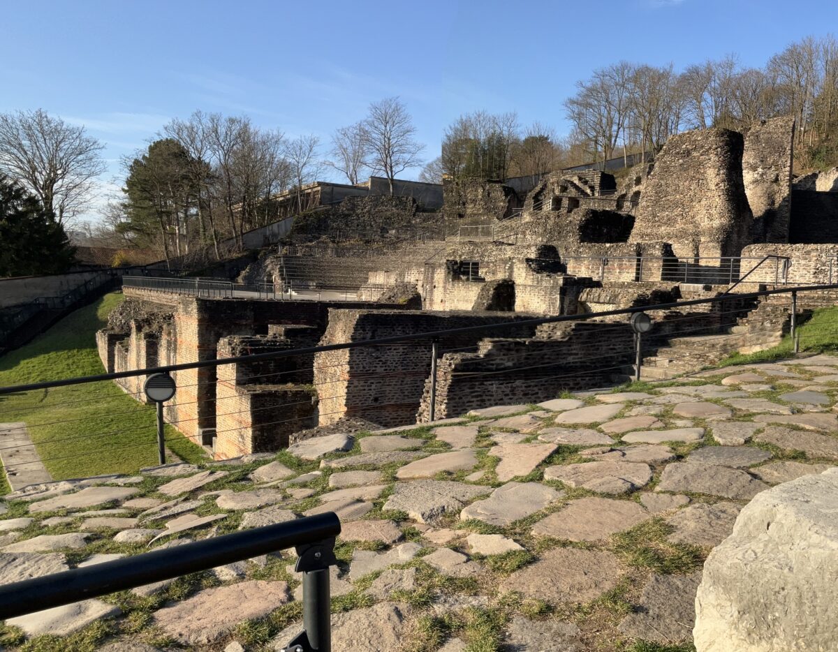 古代ローマ劇場　下から