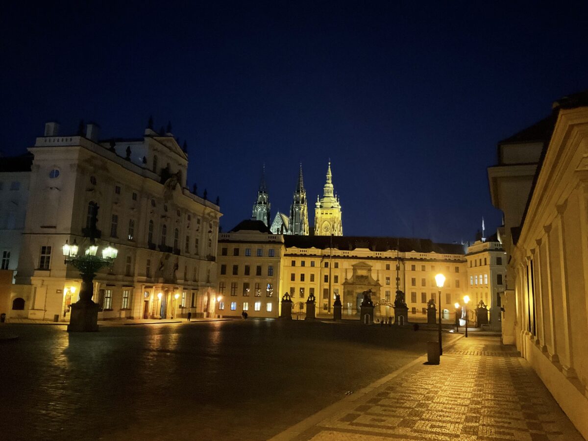 プラハ観光おすすめスポット「プラハ城」夜景