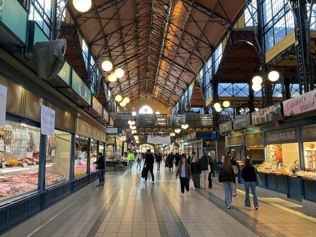 平日の中央市場内
