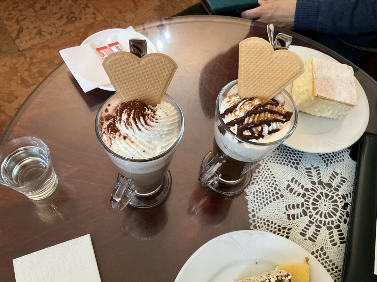 ブダペストのカフェ Ruszwurm Cukrászdaのホットチョコレートと
ウィンナーコーヒー