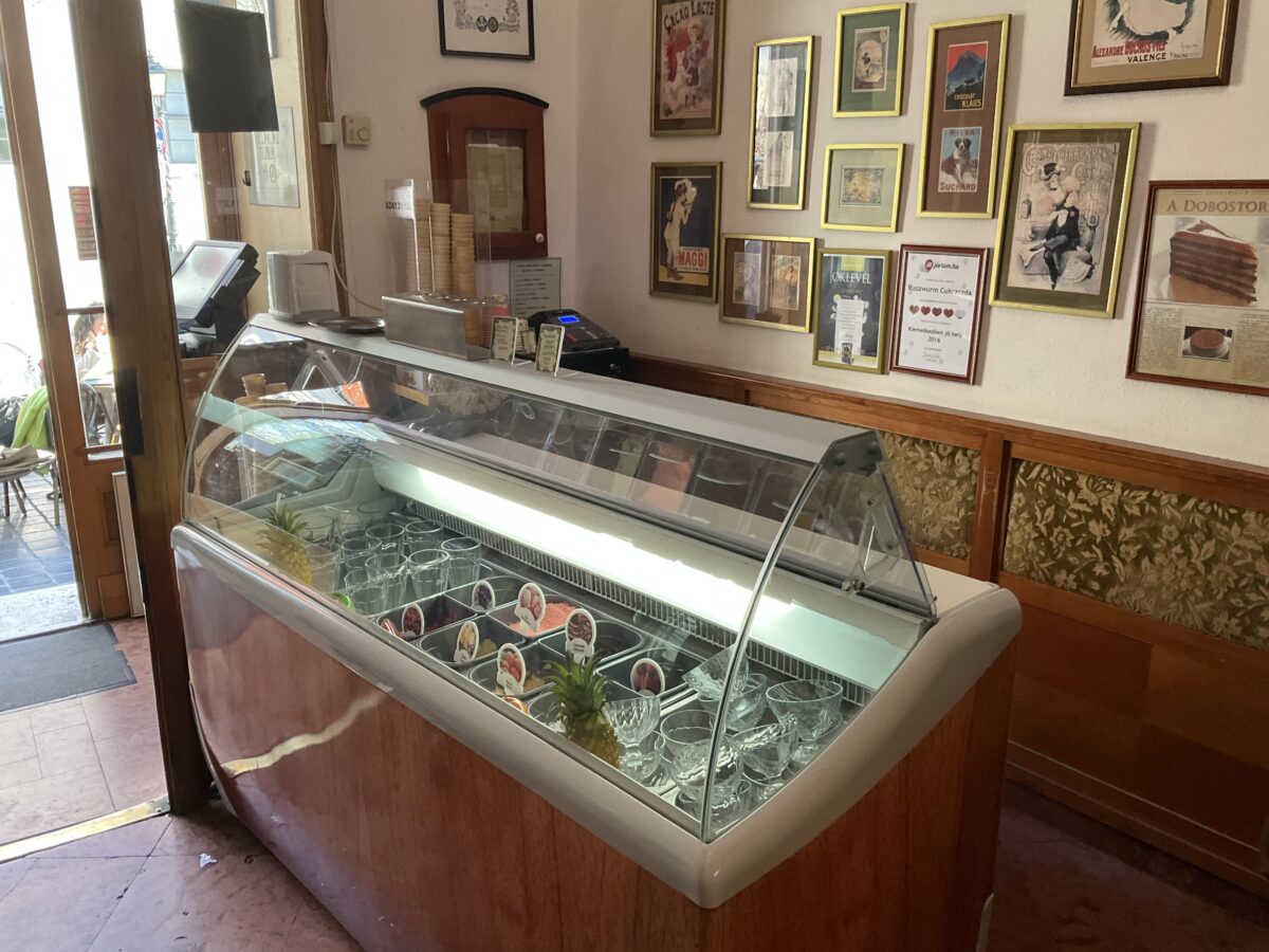 ブダペストのカフェ Ruszwurm Cukrászda アイスクリームケース
