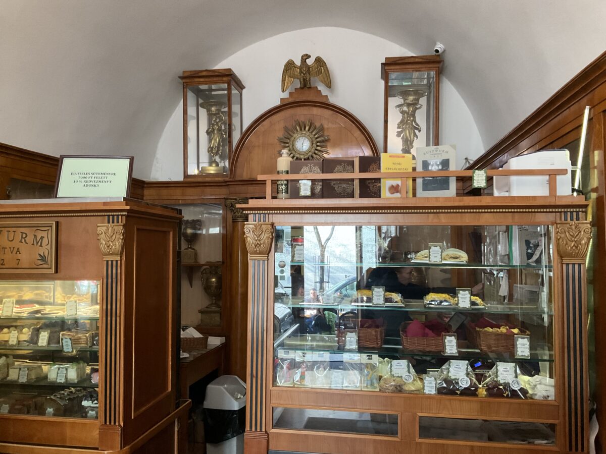 ブダペストのカフェ Ruszwurm Cukrászda ショーケース