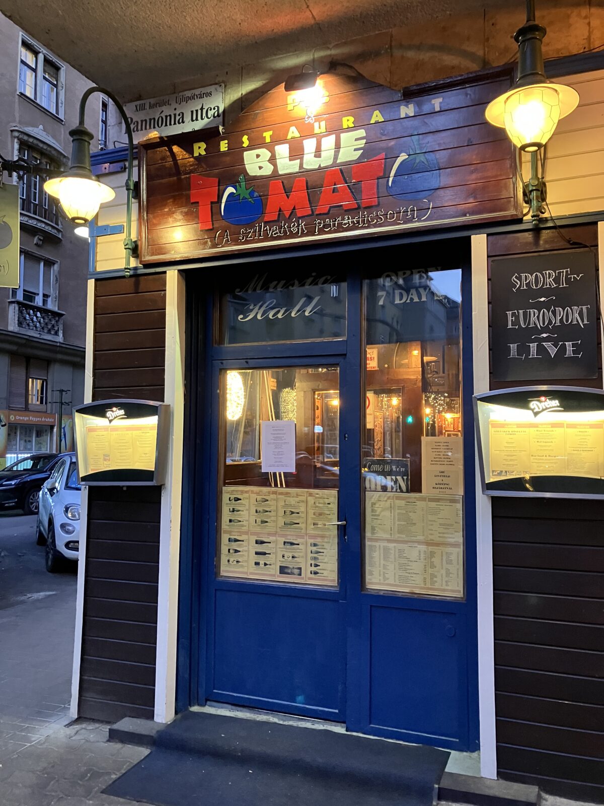 ブダペスト レストラン Blue Tomato入口