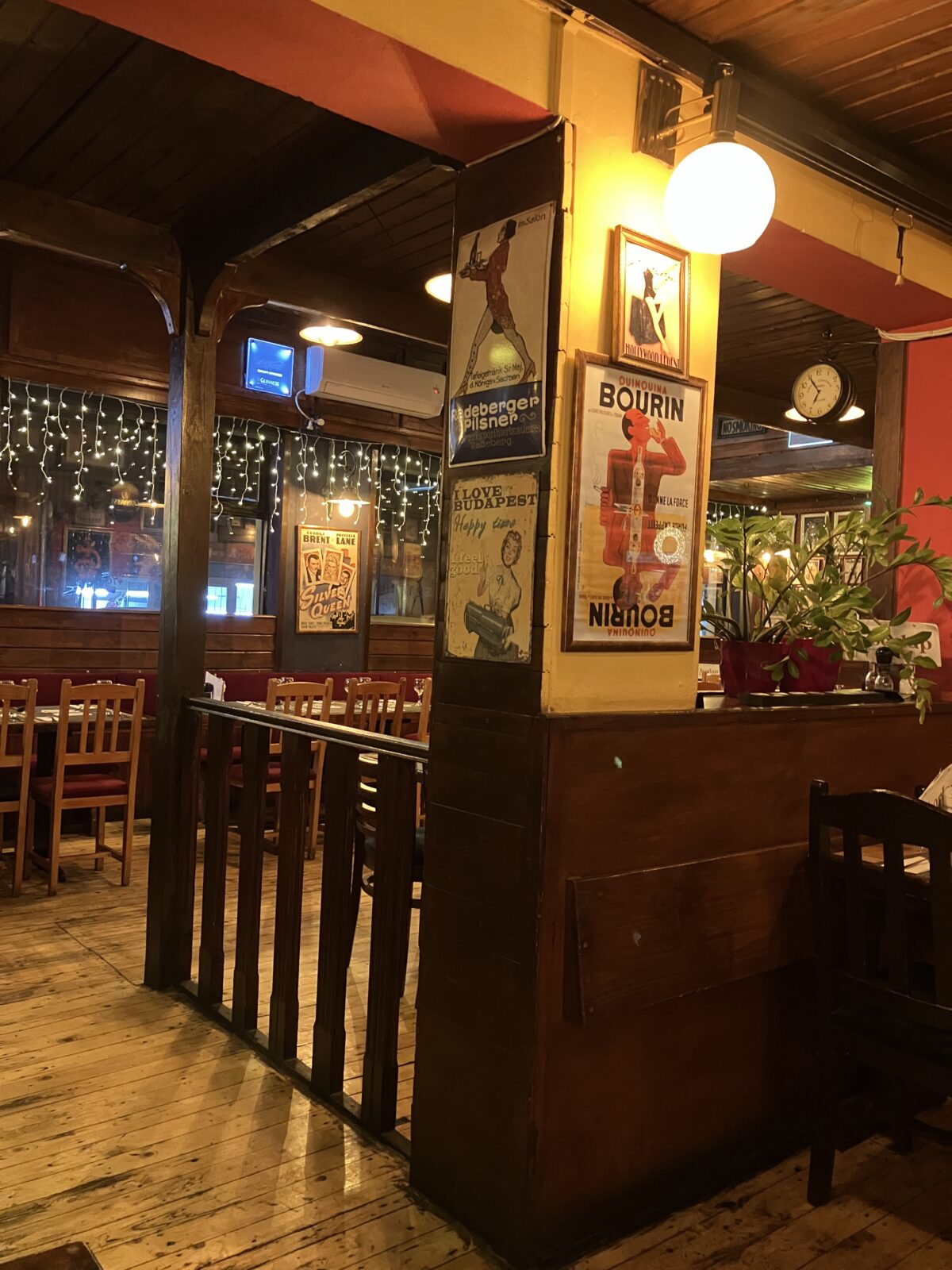 ブダペスト レストラン Blue Tomato店内