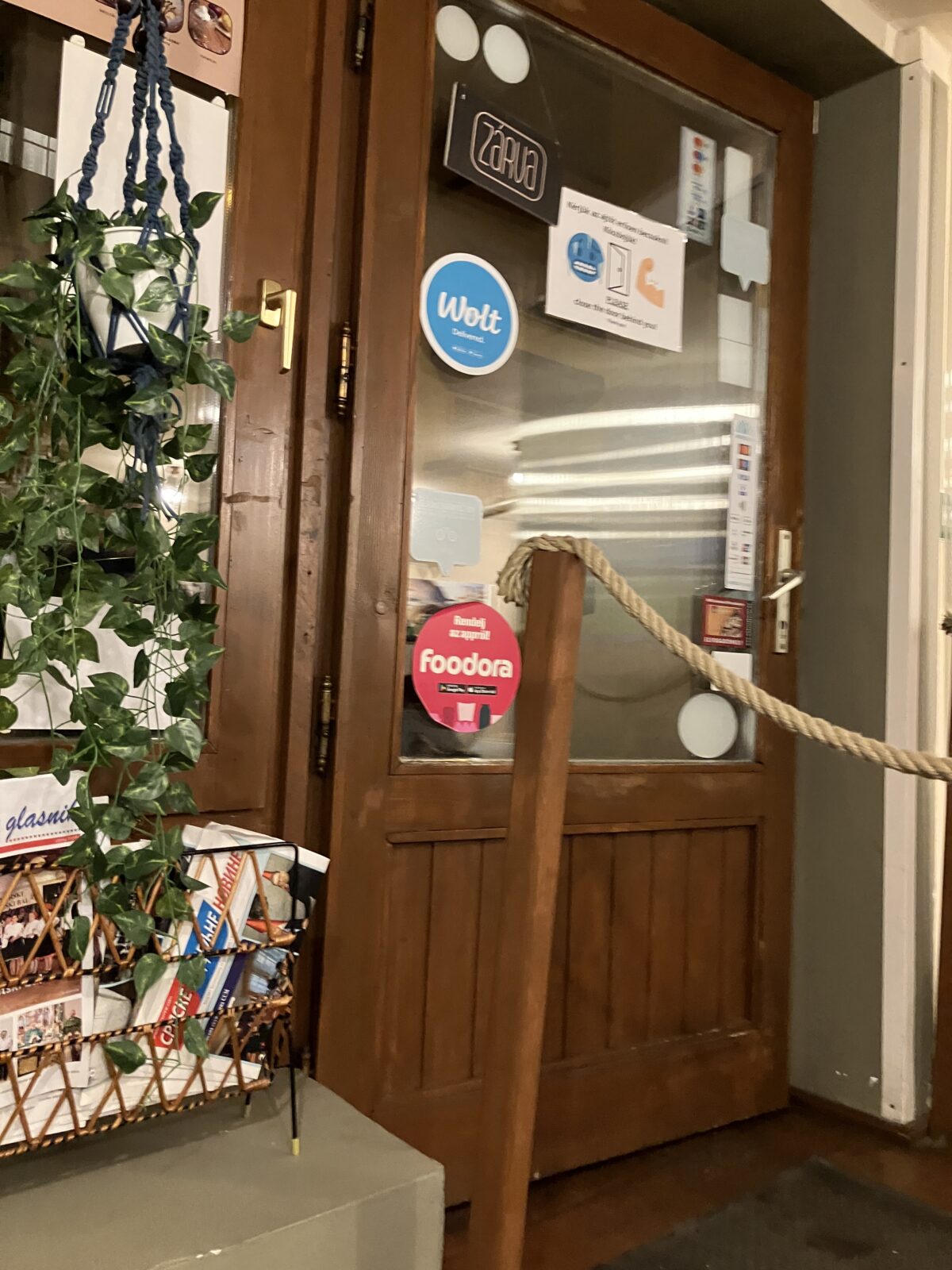 ブダペスト レストラン セルビア料理 Csevapivo | Balkan Grill & Beer 入口