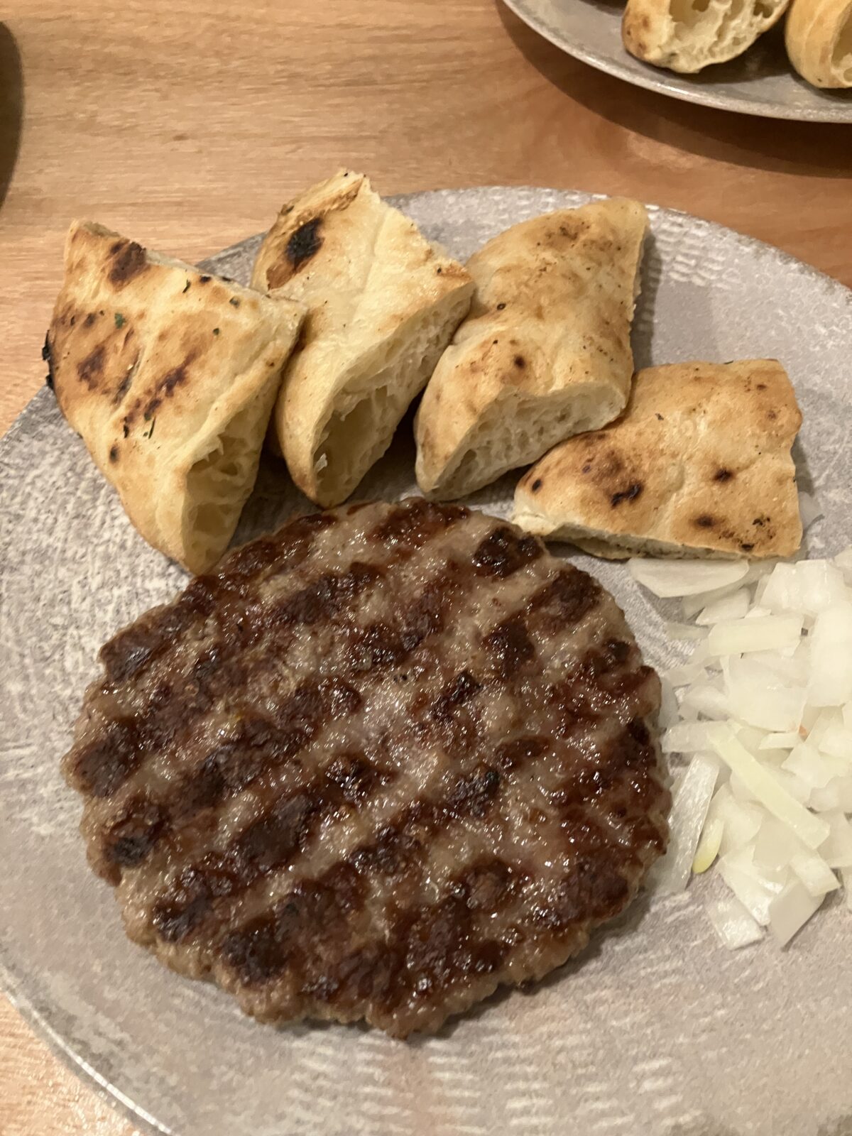 ブダペスト レストラン セルビア料理 Csevapivo | Balkan Grill & Beer ハンバーグとパン