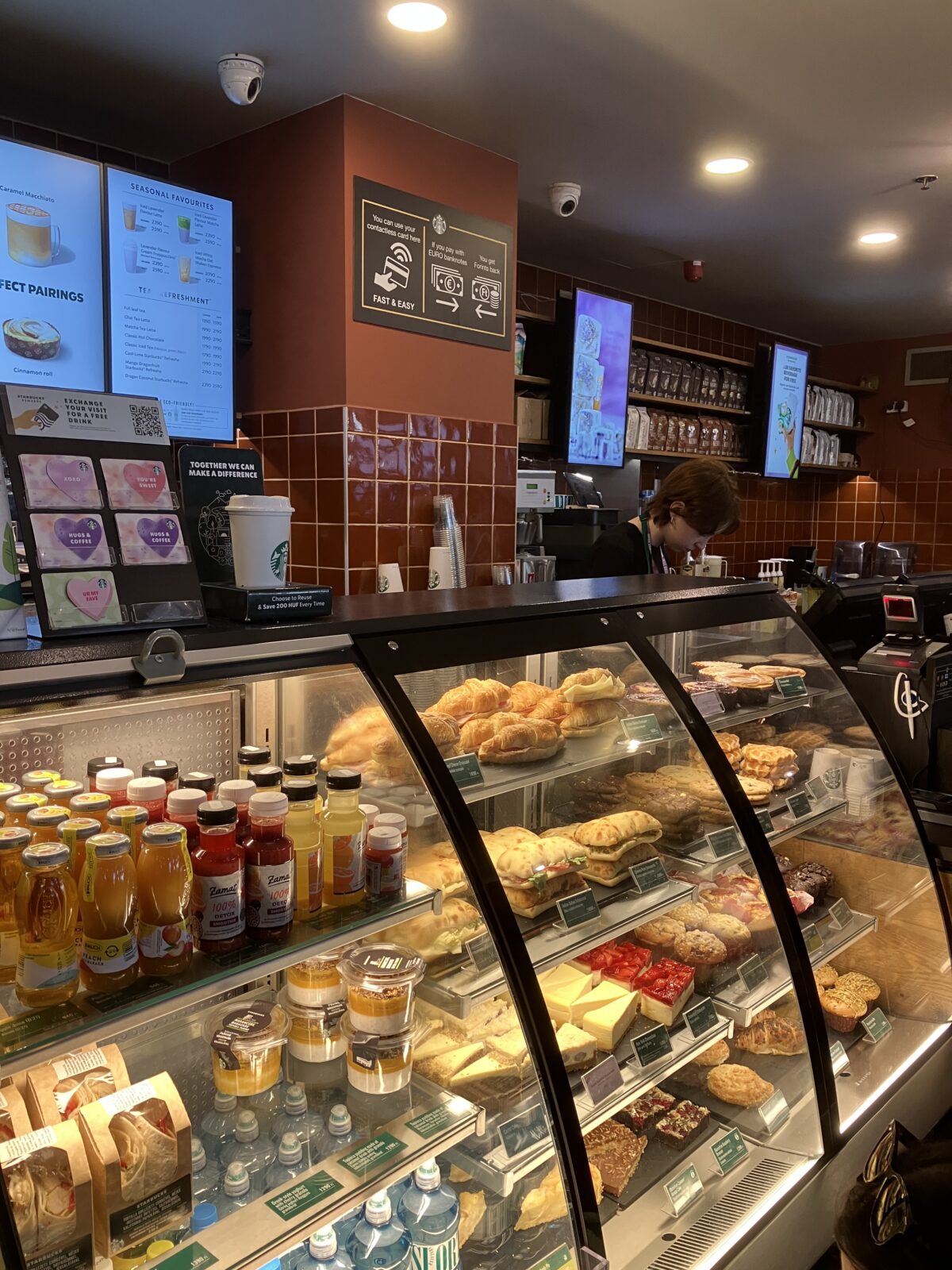 ブダペストのカフェ Starbucks Castle店内