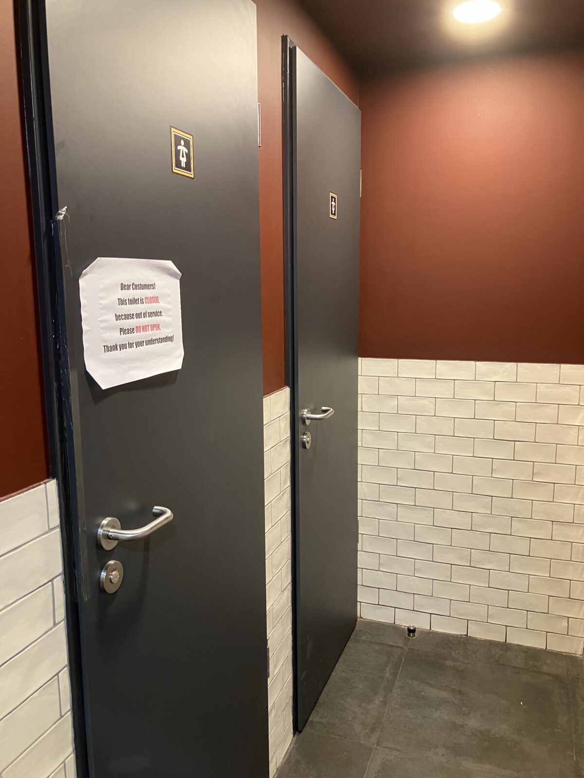 ブダペストのカフェ Starbucks Castle トイレドア