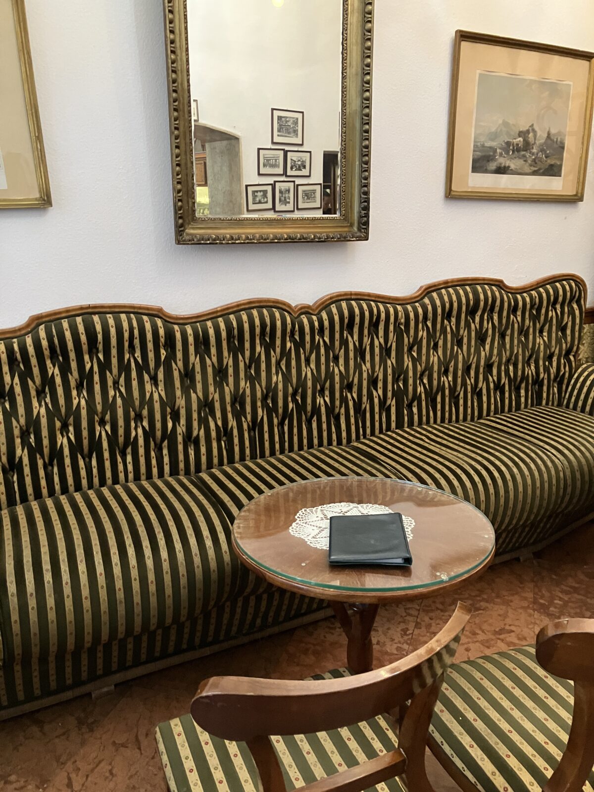 ブダペストのカフェ Ruszwurm Cukrászda 店内